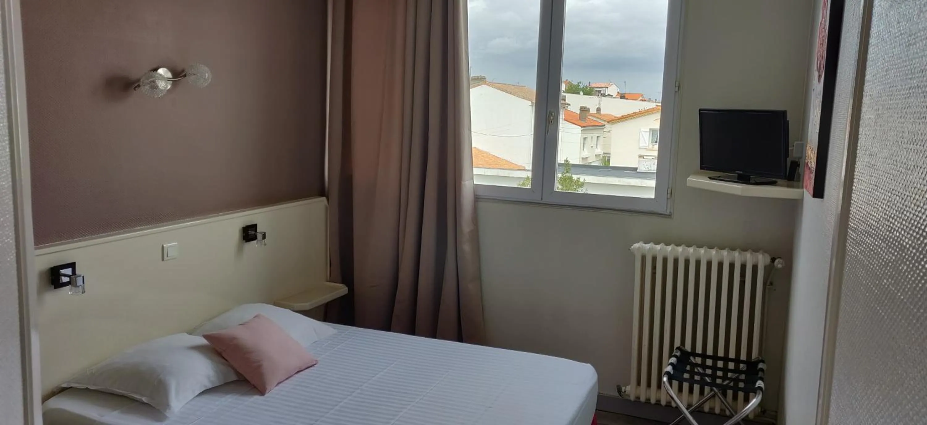 Property building, Bed in Logis Hôtel Les Bleuets