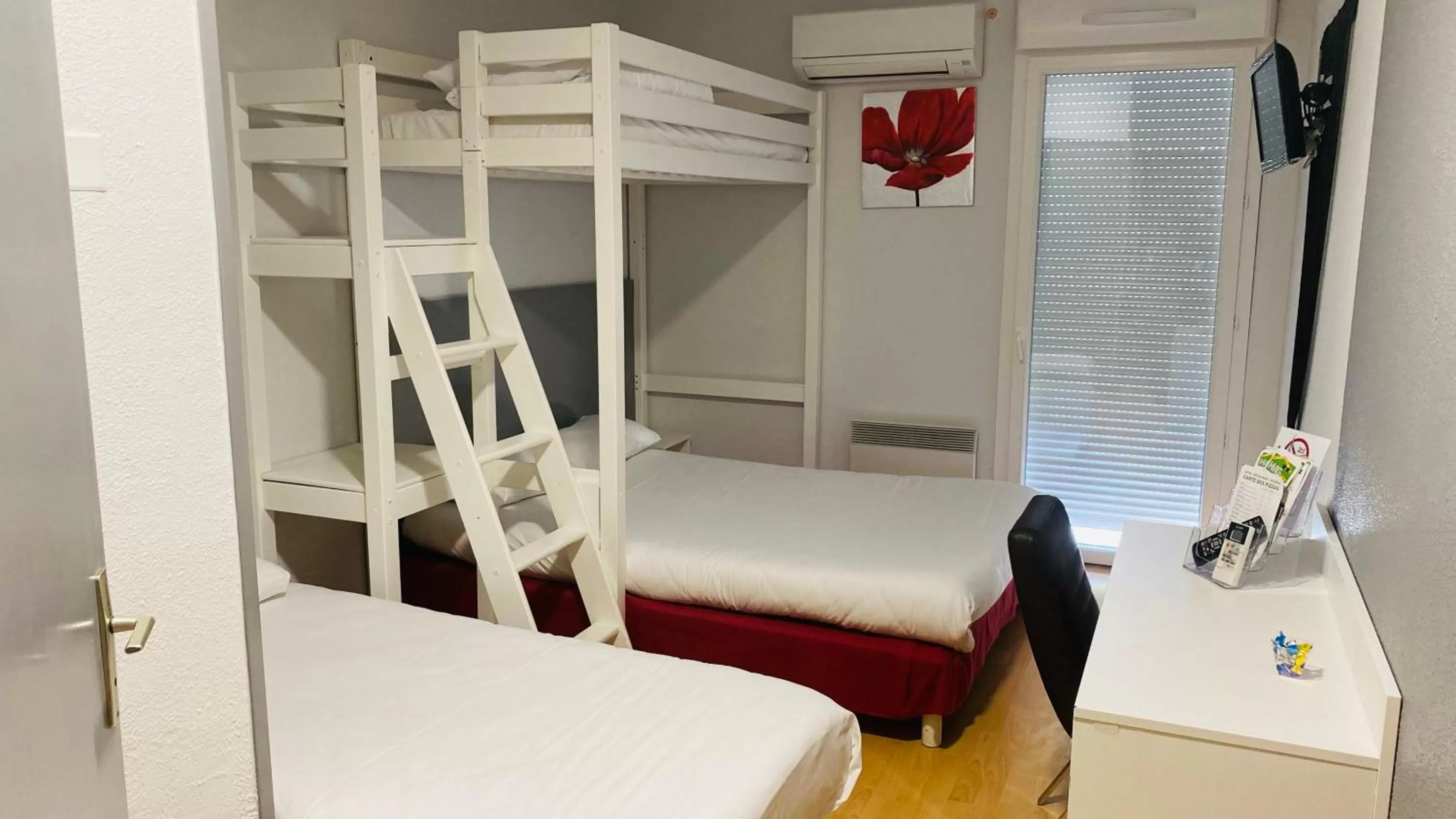 bunk bed, Bed in Hotel Martinez Grenay