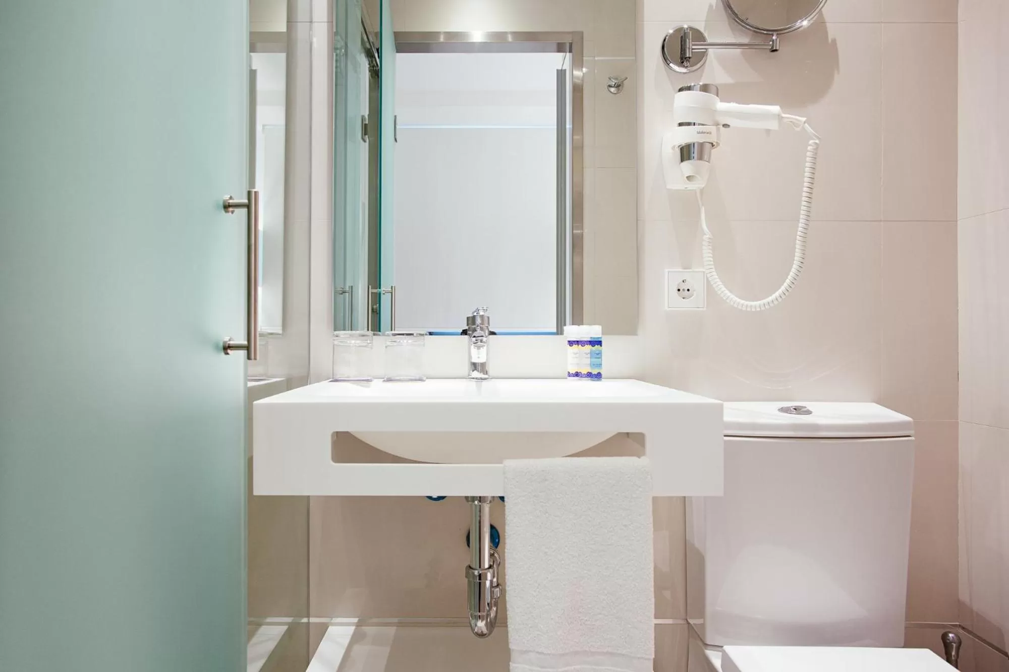 Bathroom in Globales Acis y Galatea