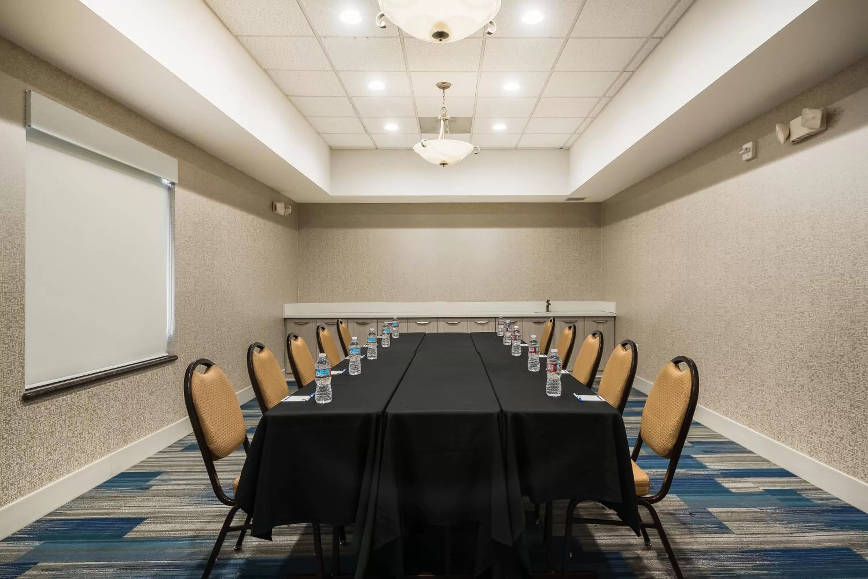Meeting/conference room in Holiday Inn Express Ontario by IHG