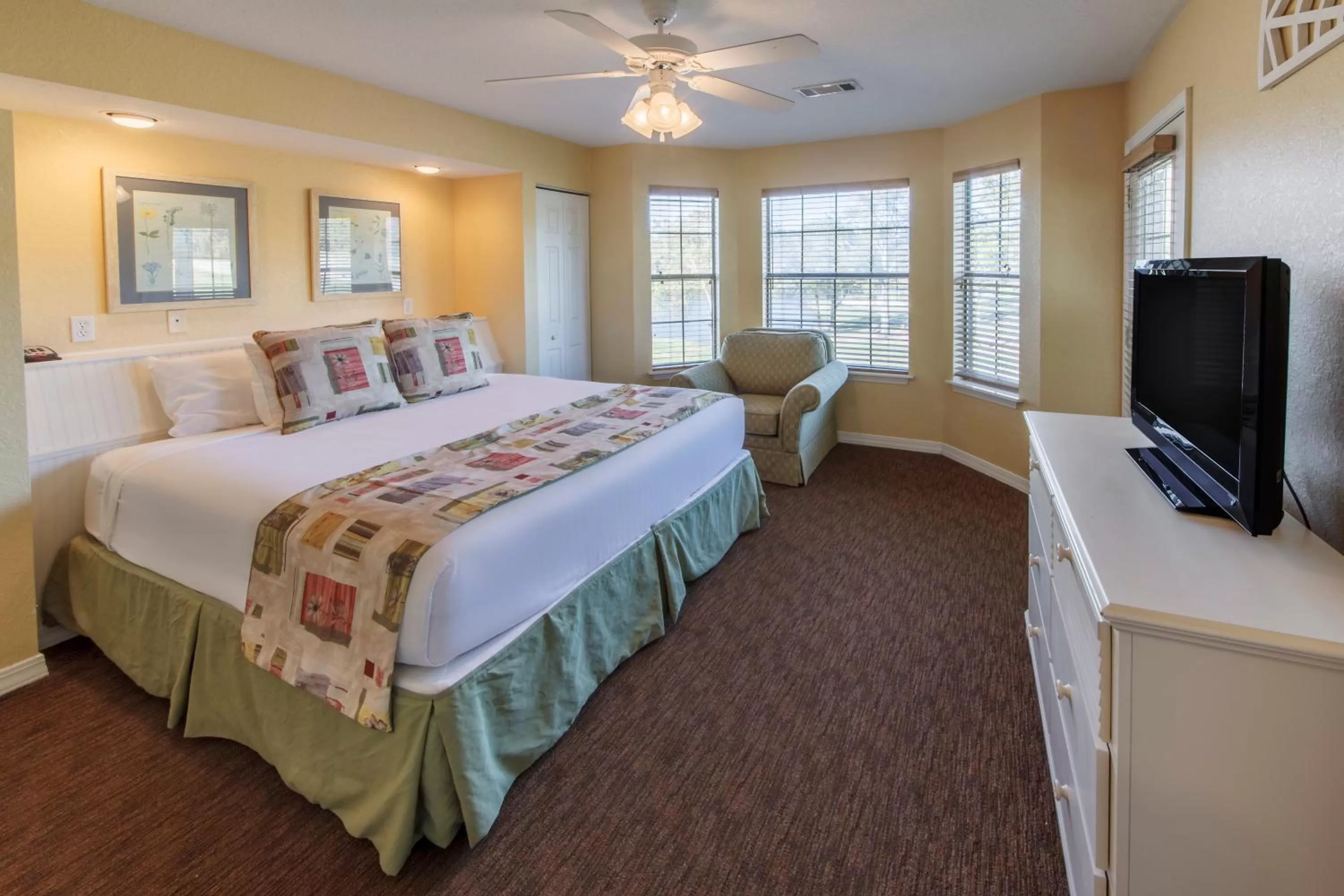 Photo of the whole room, Bed in Holiday Inn Club Vacations Piney Shores Resort at Lake Conroe