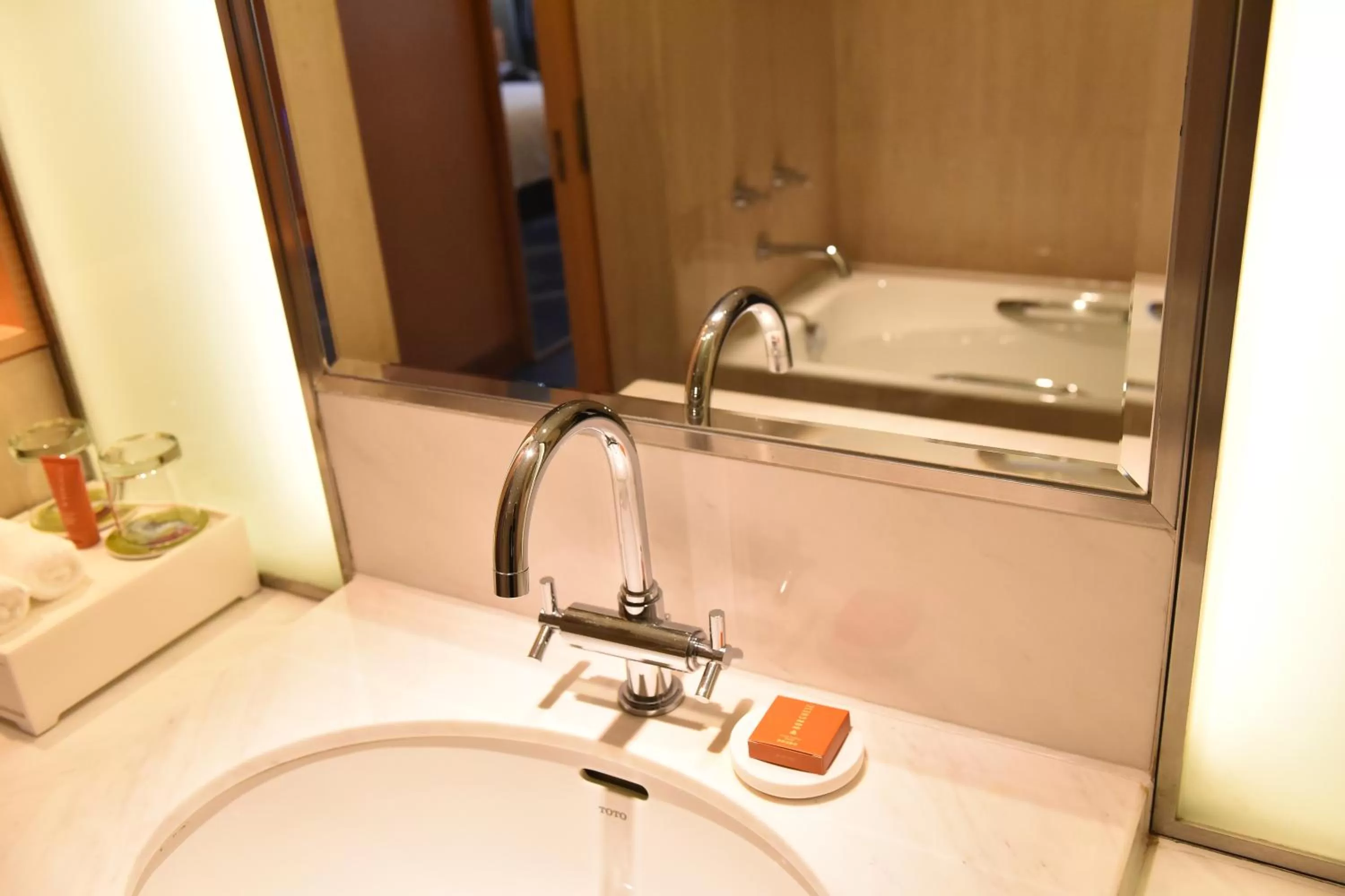 Bathroom in Crowne Plaza Shenzhen Futian, Near to Shenzhen Convention&Exhibition Centre, Shenzhen Stock Exchange and Shenzhen Civic Center, Outdoor Heated Pool