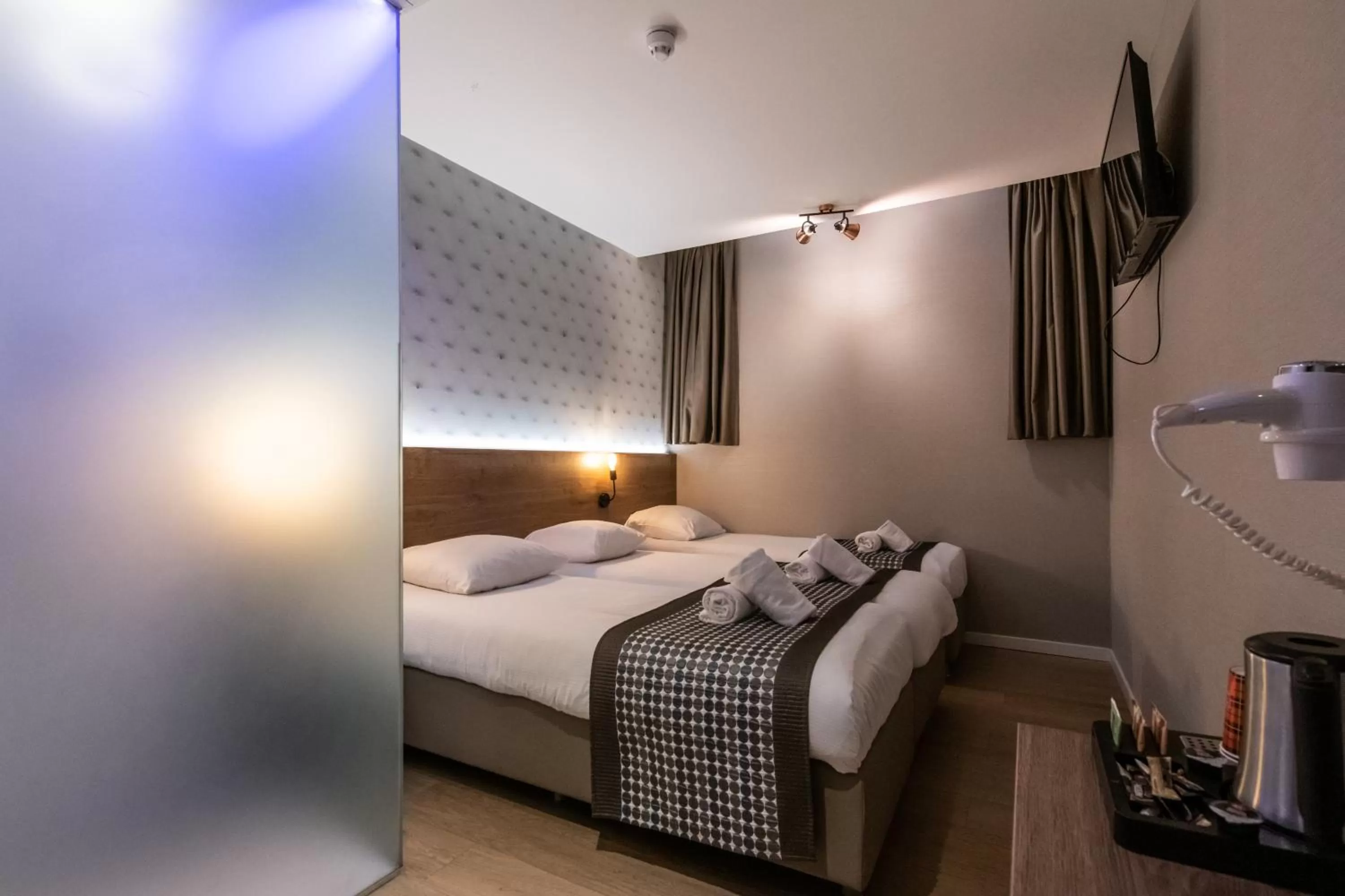 Bedroom, Bed in Melrose Hotel