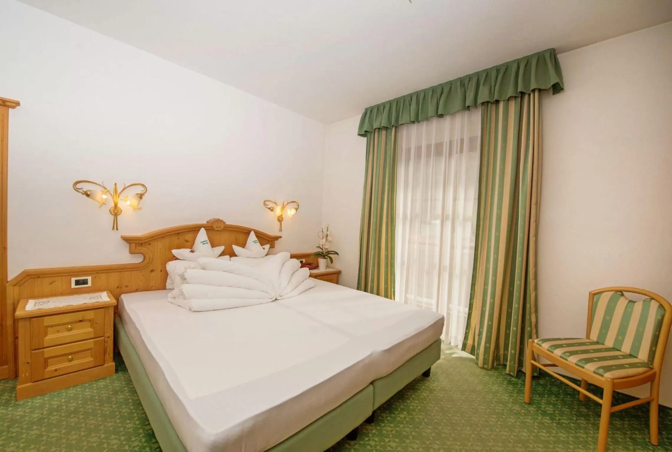 Photo of the whole room, Bed in Santeshotel