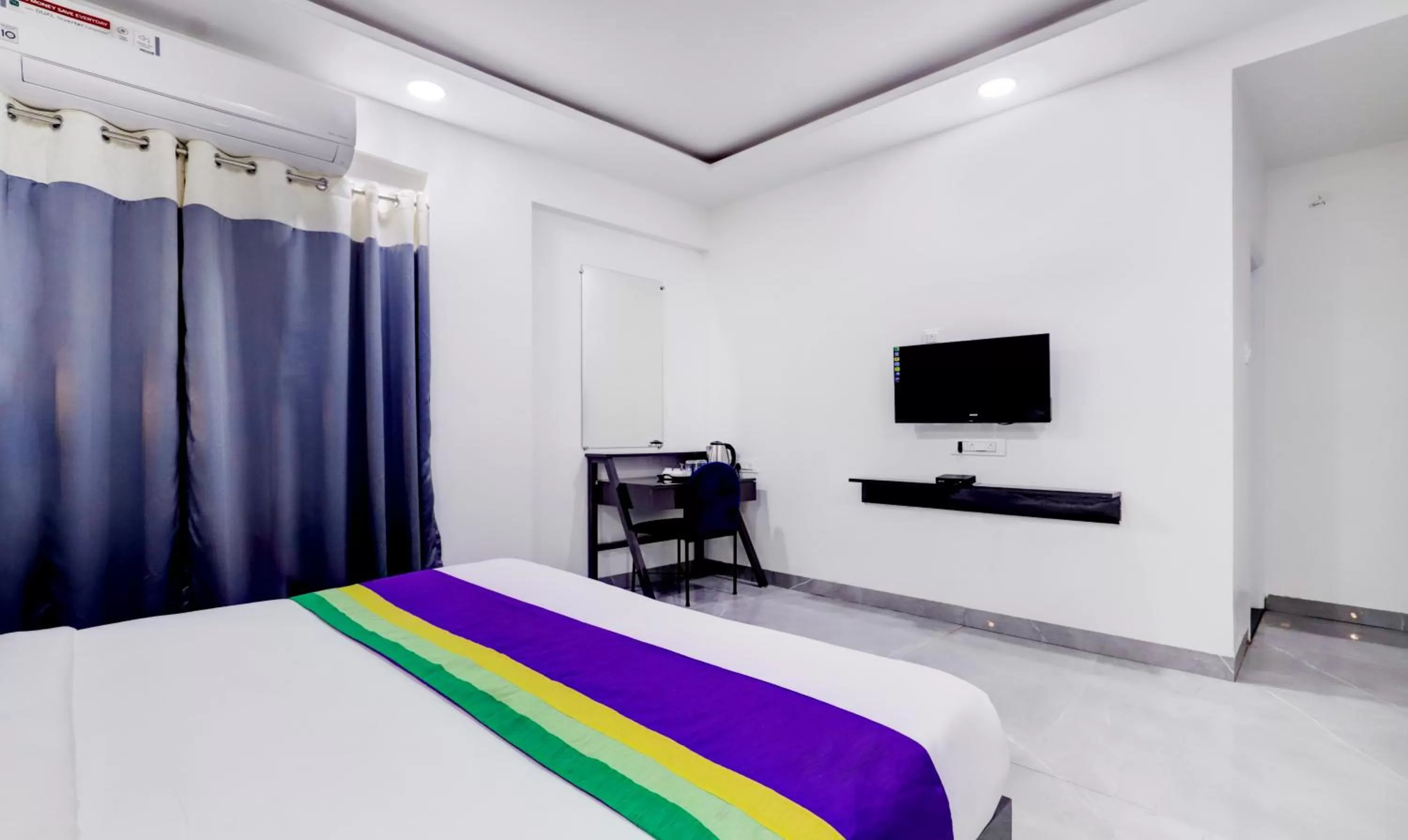 Bedroom, Bed in Treebo Finesta Suites, Nagpur Airport