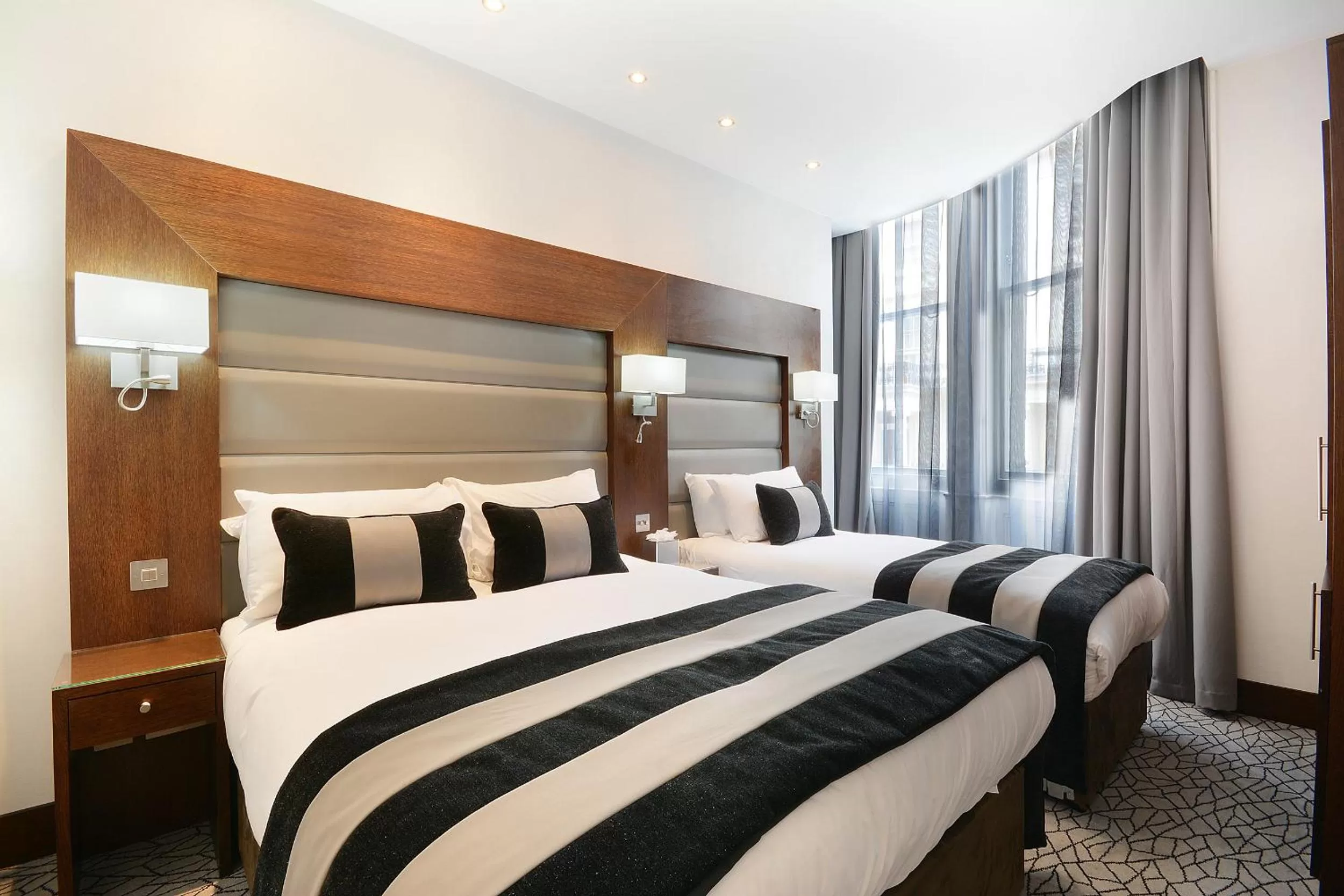 Bedroom, Bed in Park Grand Paddington Court