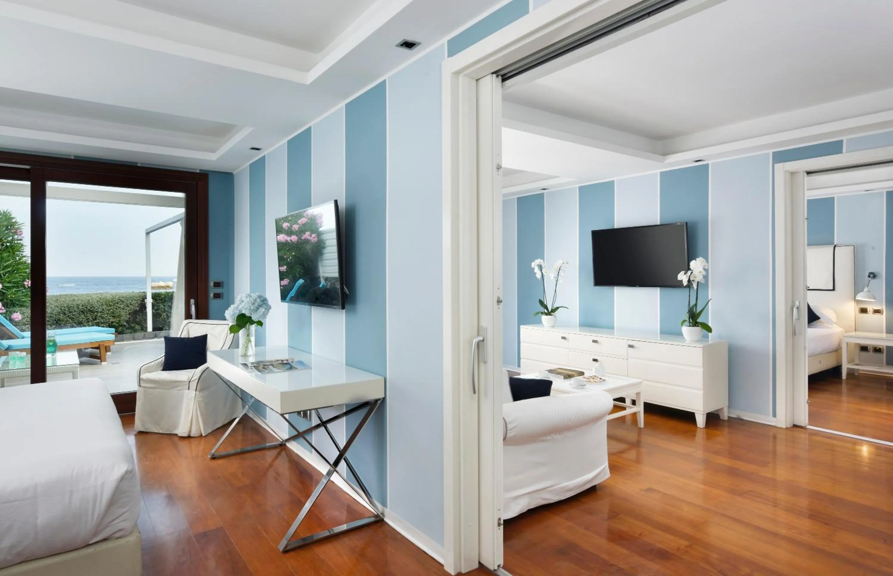 Living room, Bed in La Plage Resort