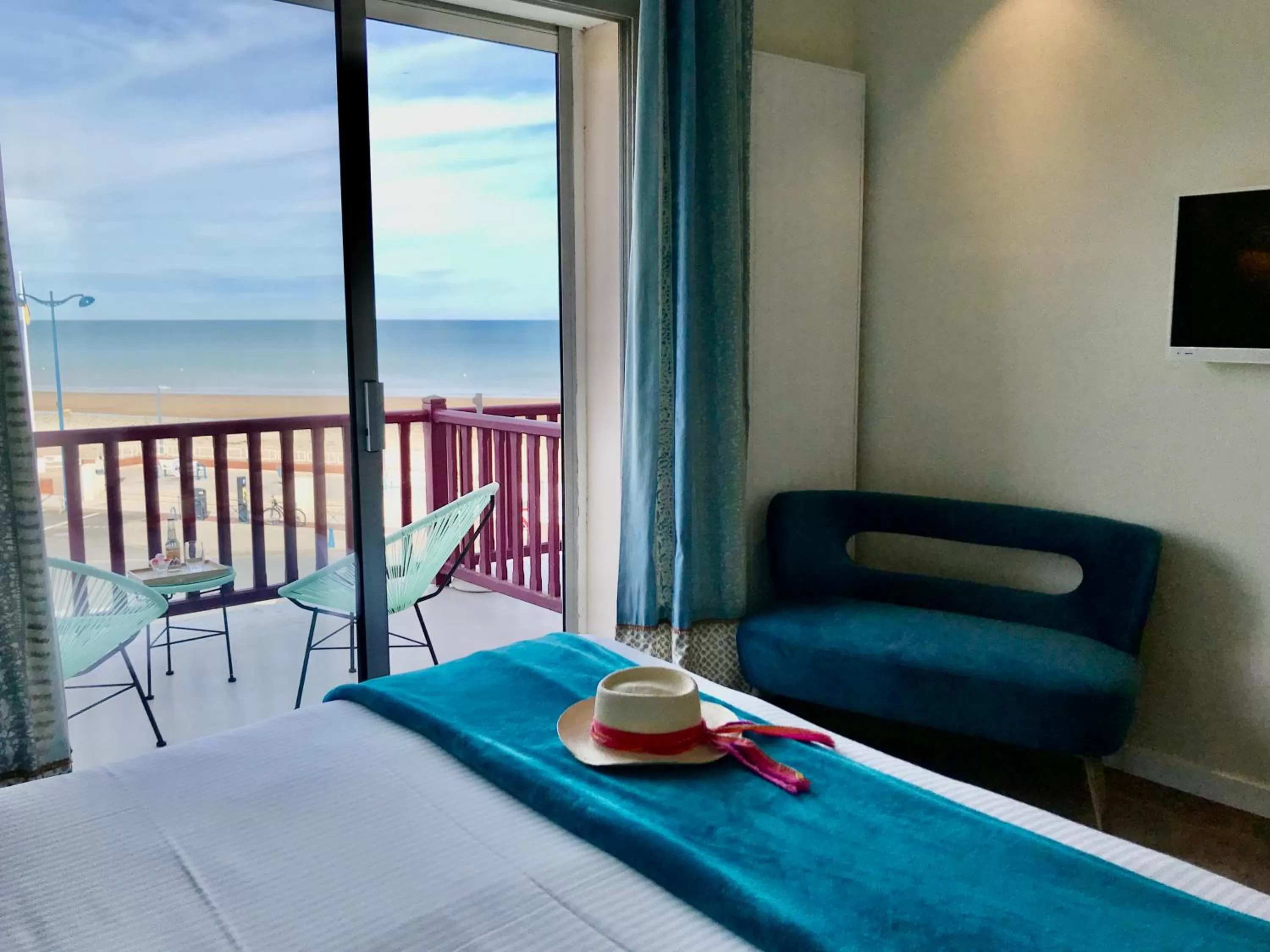 Balcony/Terrace, Bed in Hôtel Outre-Mer - Villa Le Couchant