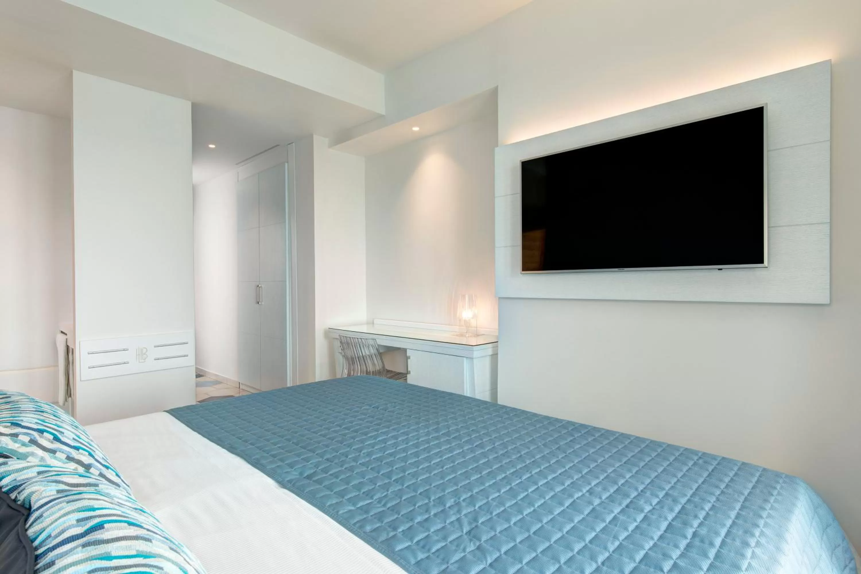 Photo of the whole room, Bed in Lloyd's Baia Hotel