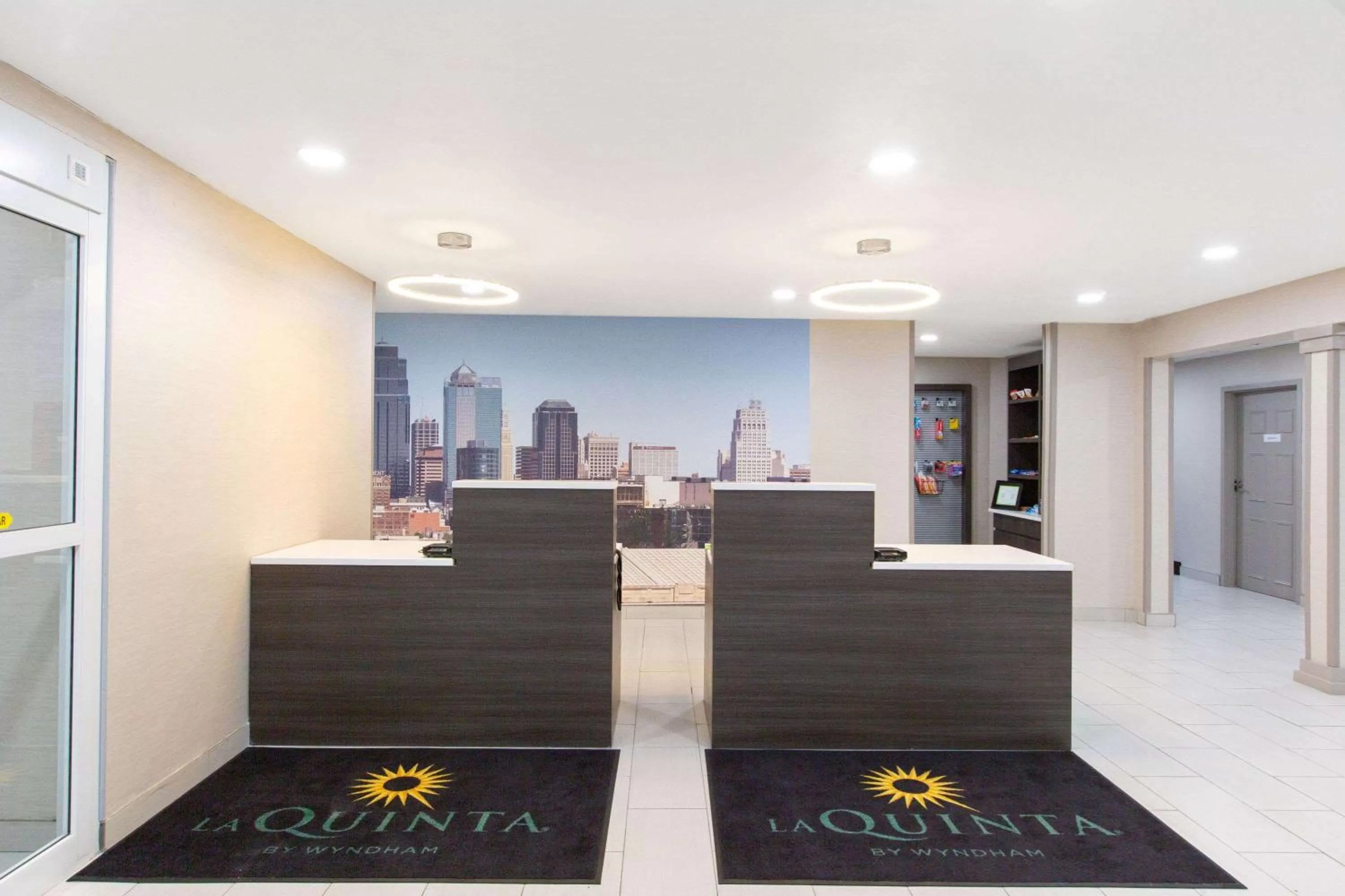 Lobby or reception in La Quinta by Wyndham Blue Springs