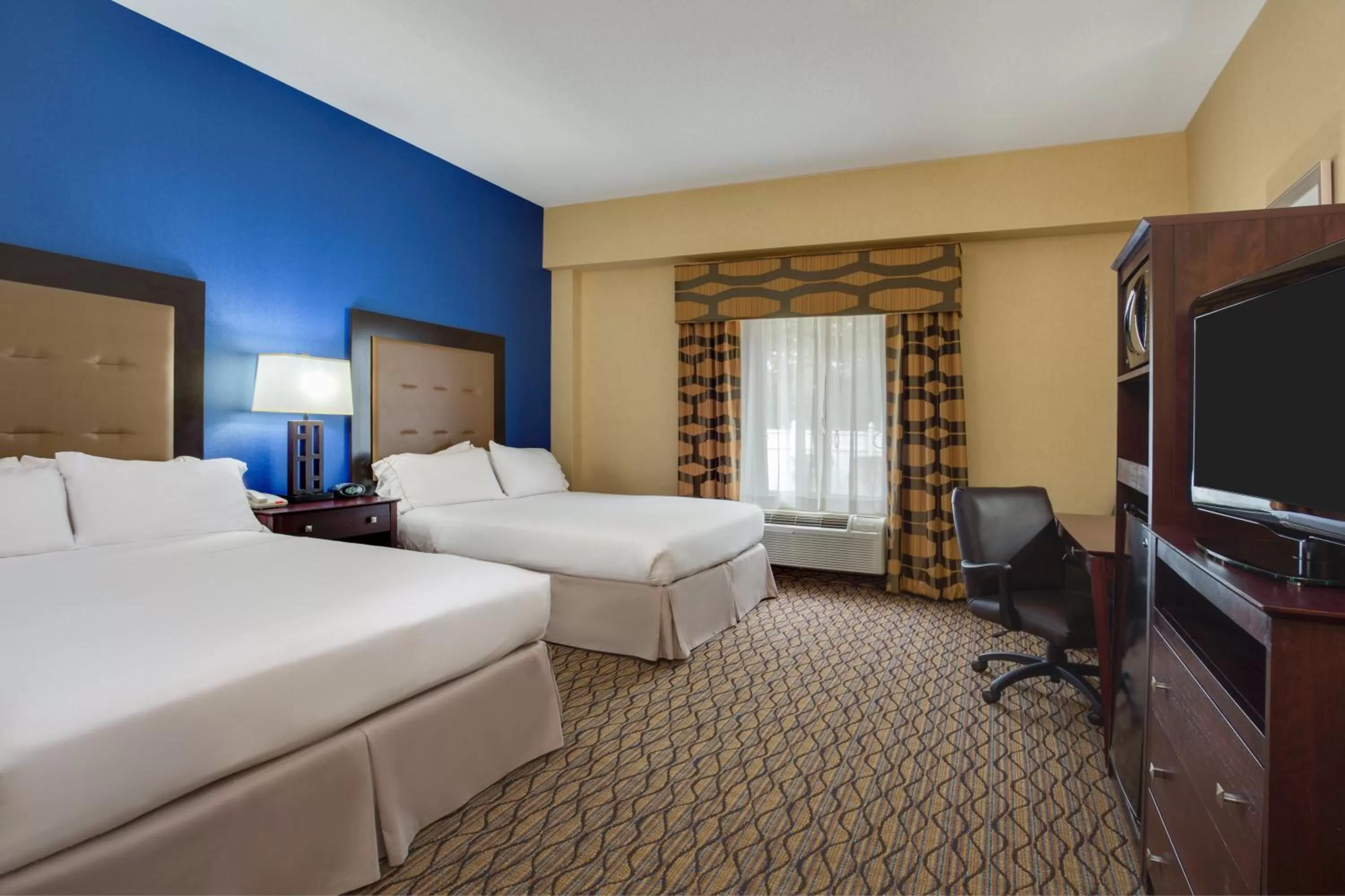 Photo of the whole room, Bed in Holiday Inn Express Tower Center New Brunswick by IHG