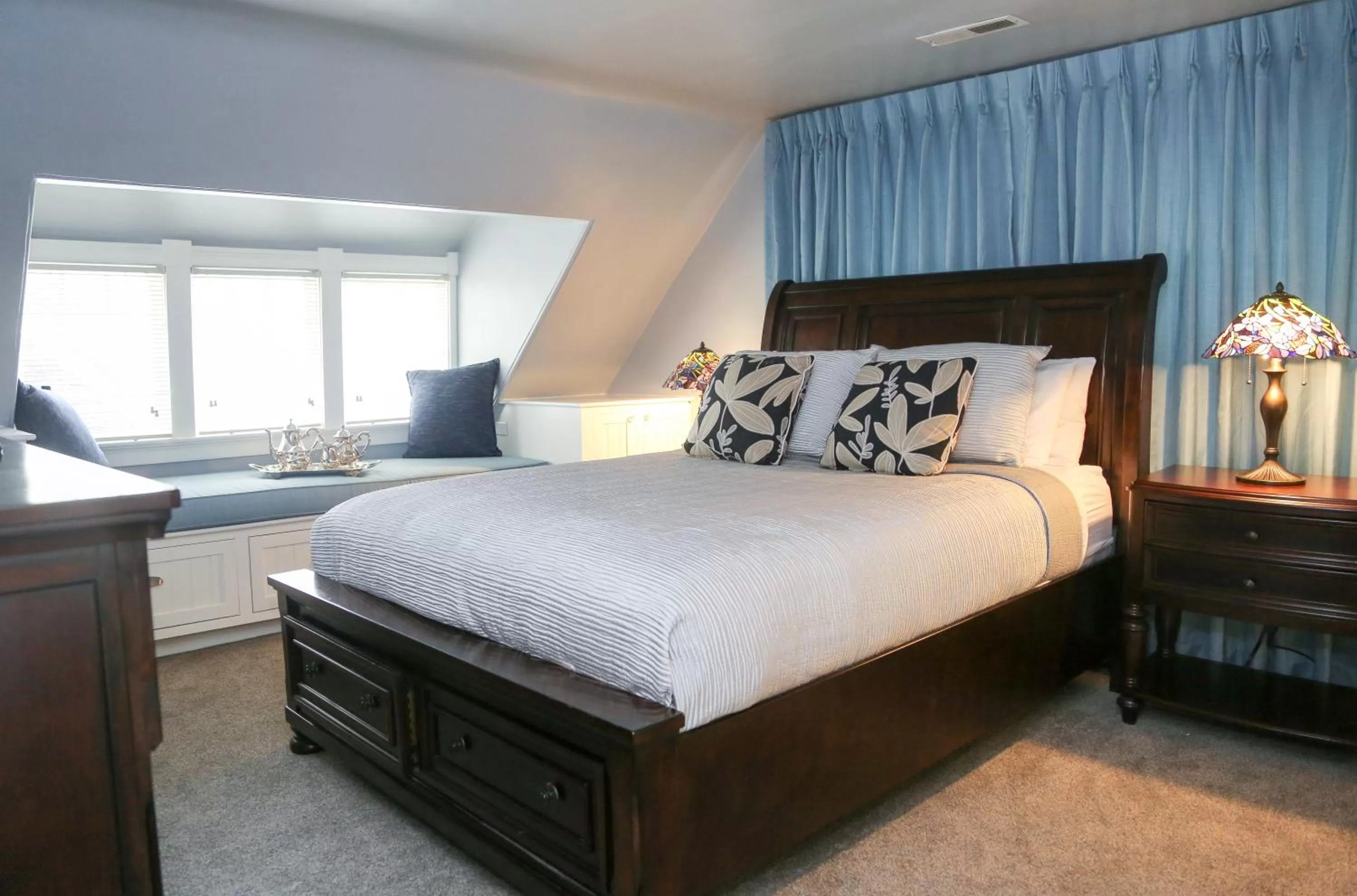 Bedroom, Bed in Almondy Inn Bed & Breakfast