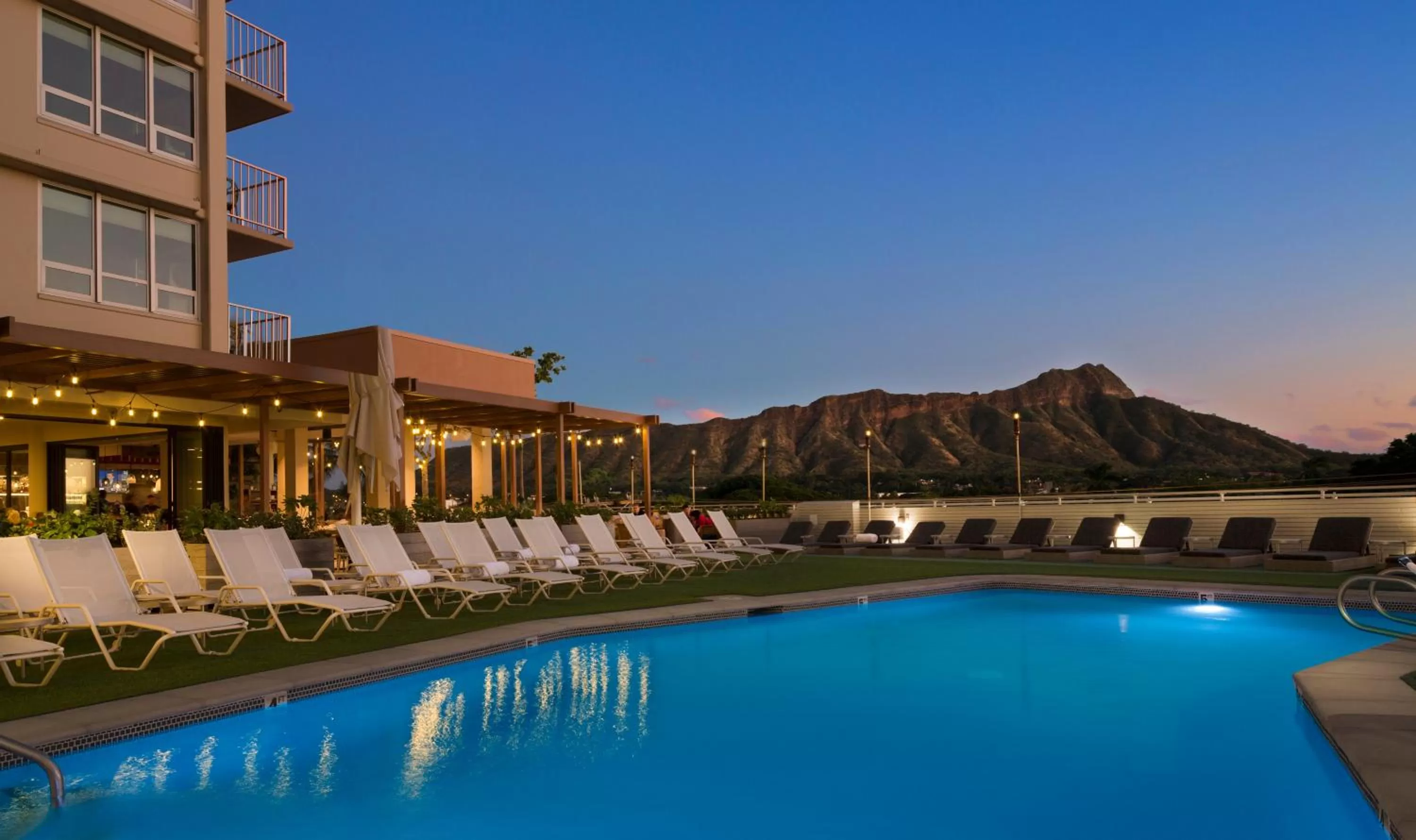 Swimming pool in Queen Kapiolani Hotel