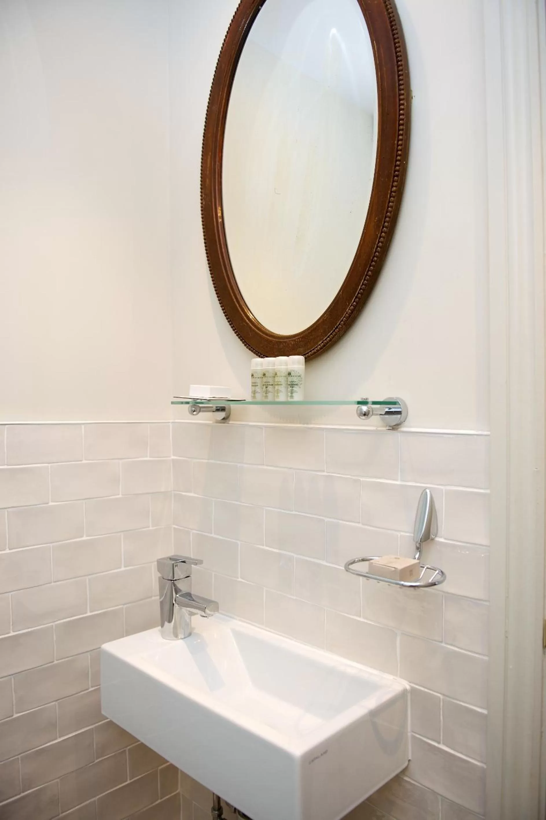 Bathroom in Kew Gardens Hotel