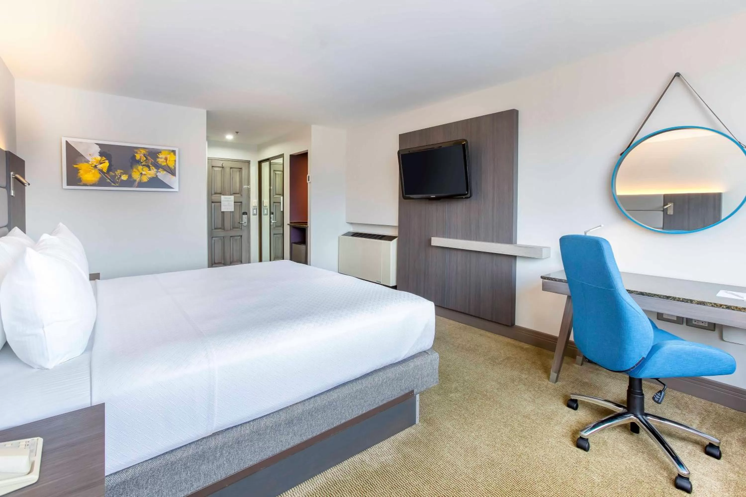 Photo of the whole room, Bed in Crowne Plaza San Jose La Sabana by IHG