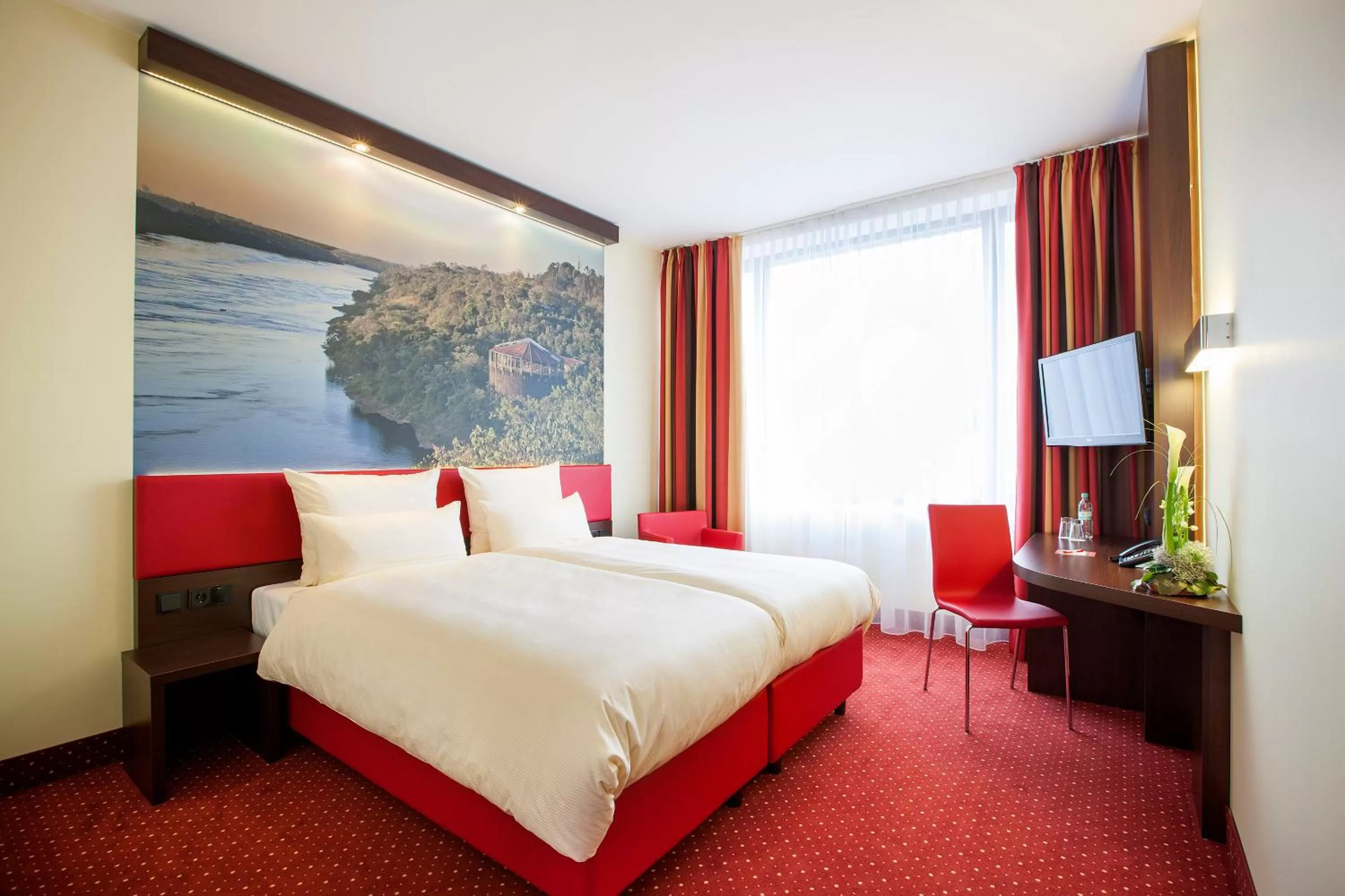 Photo of the whole room, Bed in Best Western Plus Plaza Berlin Kurfürstendamm