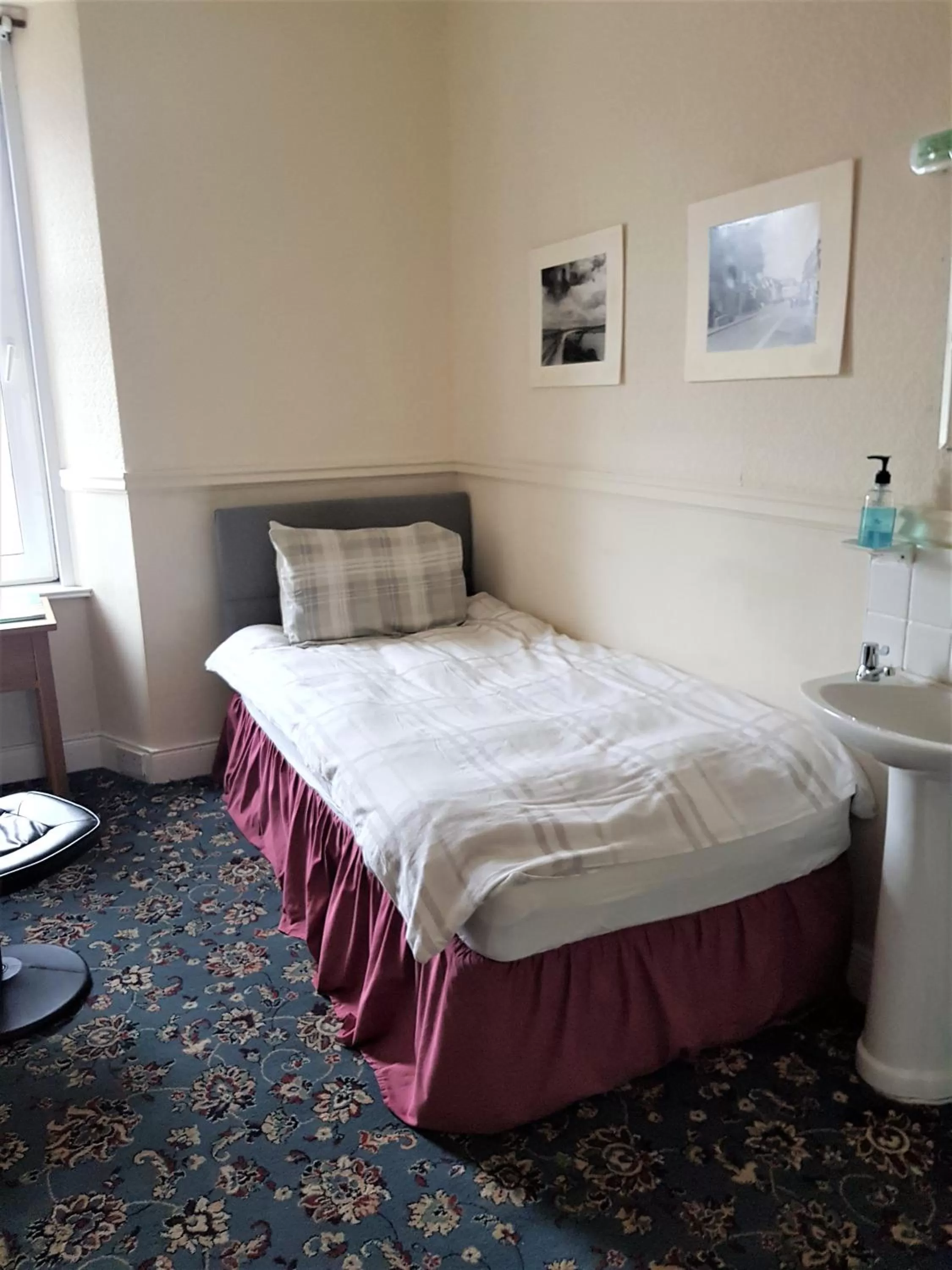 Single Room with Private Bathroom - single occupancy in Cedar Villa Guest House