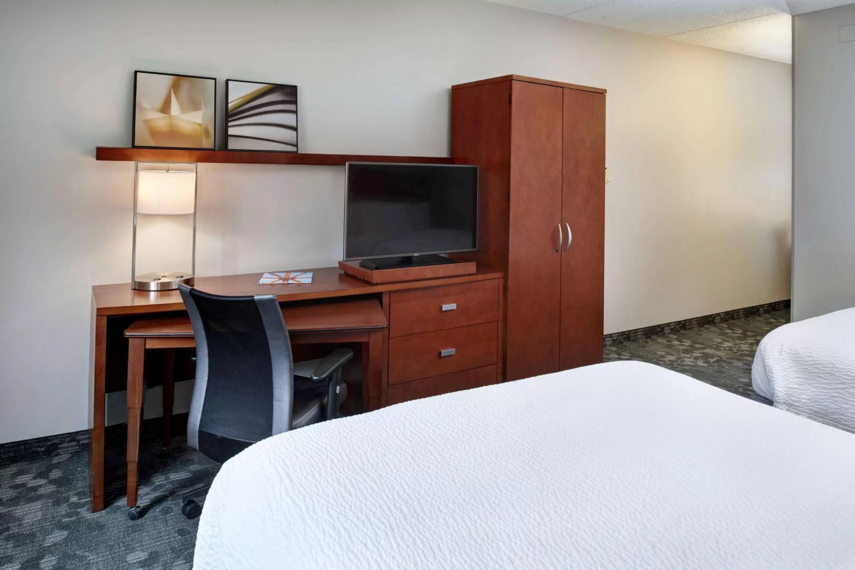 TV and multimedia, Bed in Sonesta Select Milwaukee Brookfield