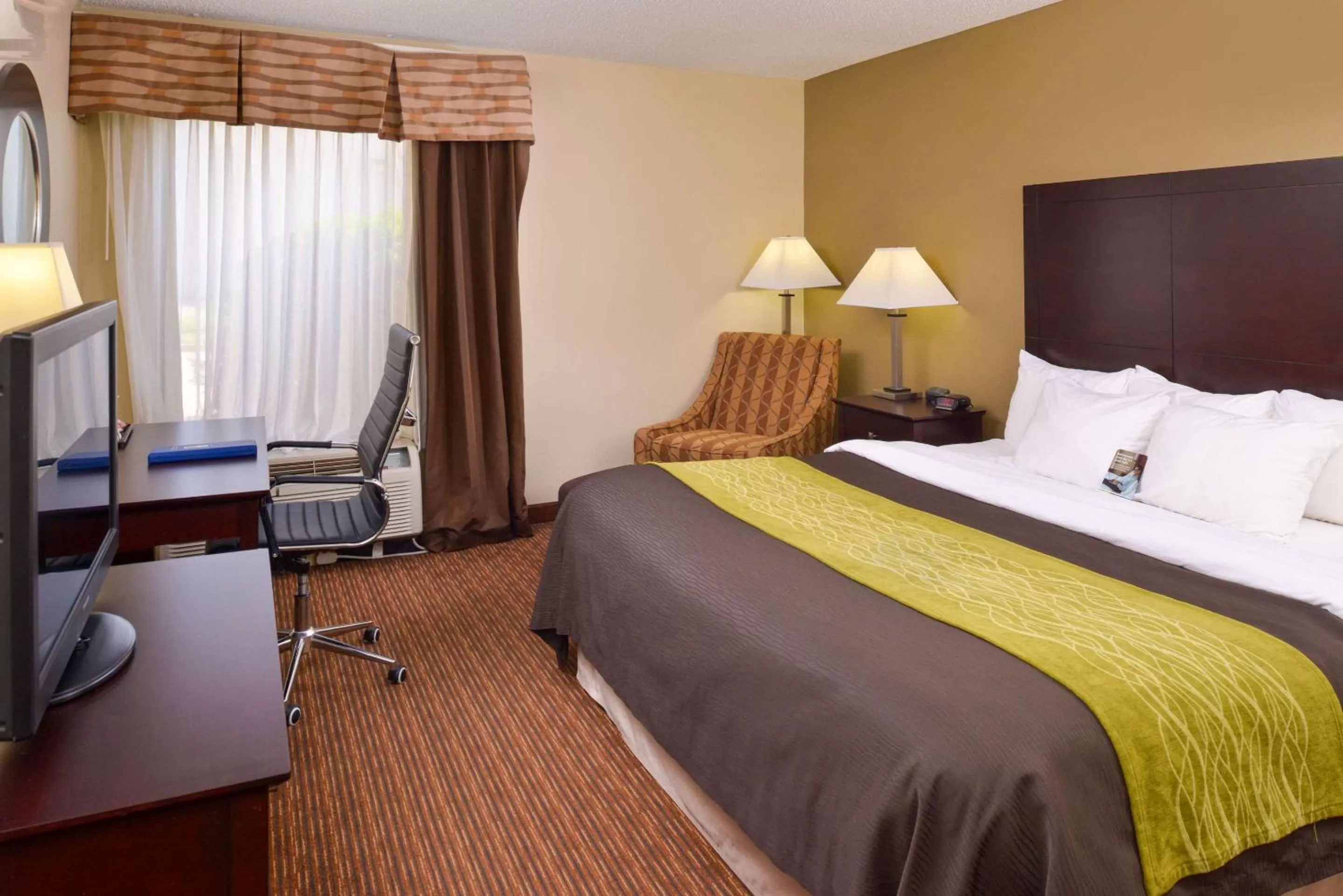 Photo of the whole room, Bed in Holiday Inn Express & Suites Joplin Southeast by IHG
