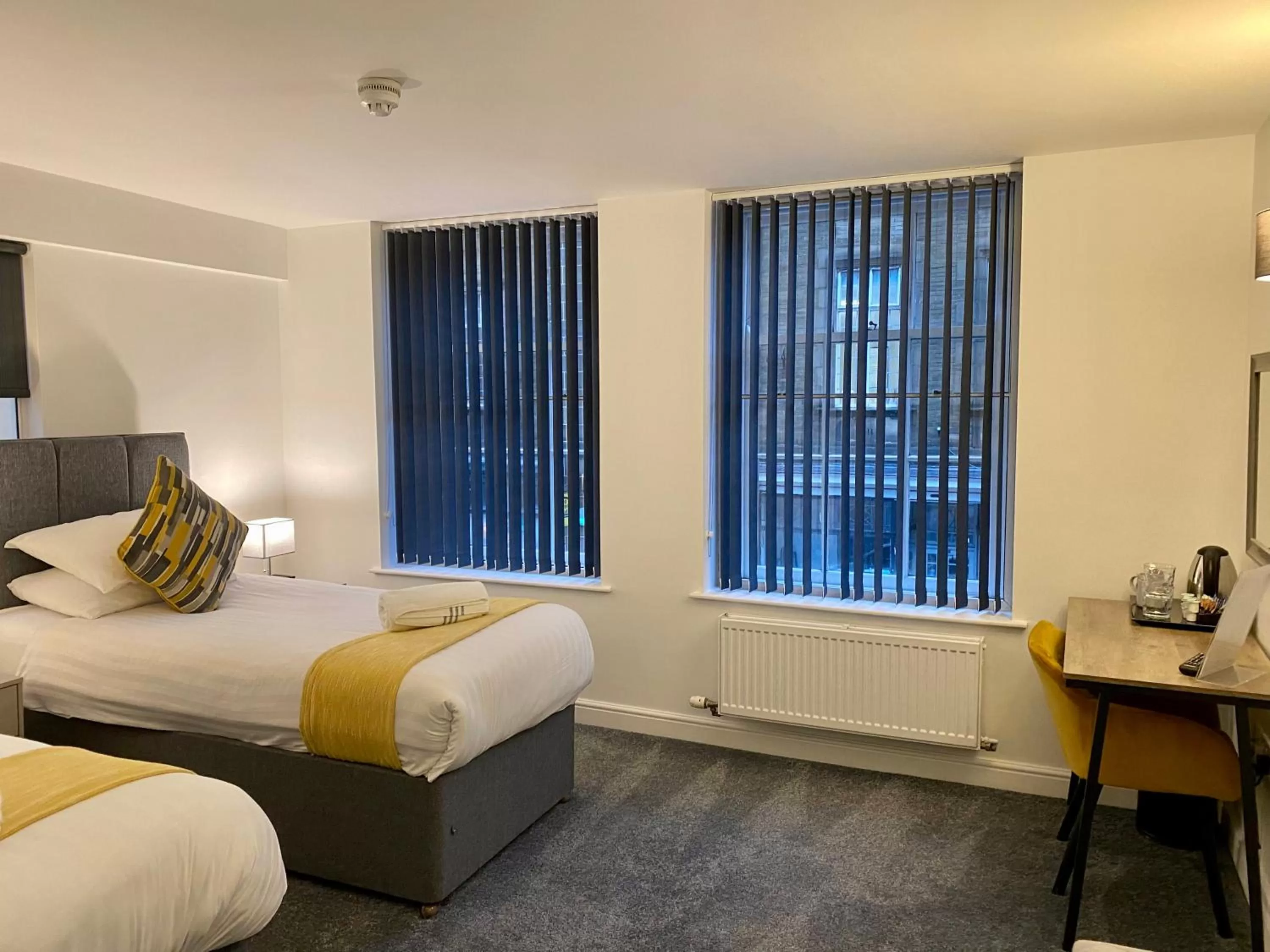 Photo of the whole room, Bed in Crows Hotel