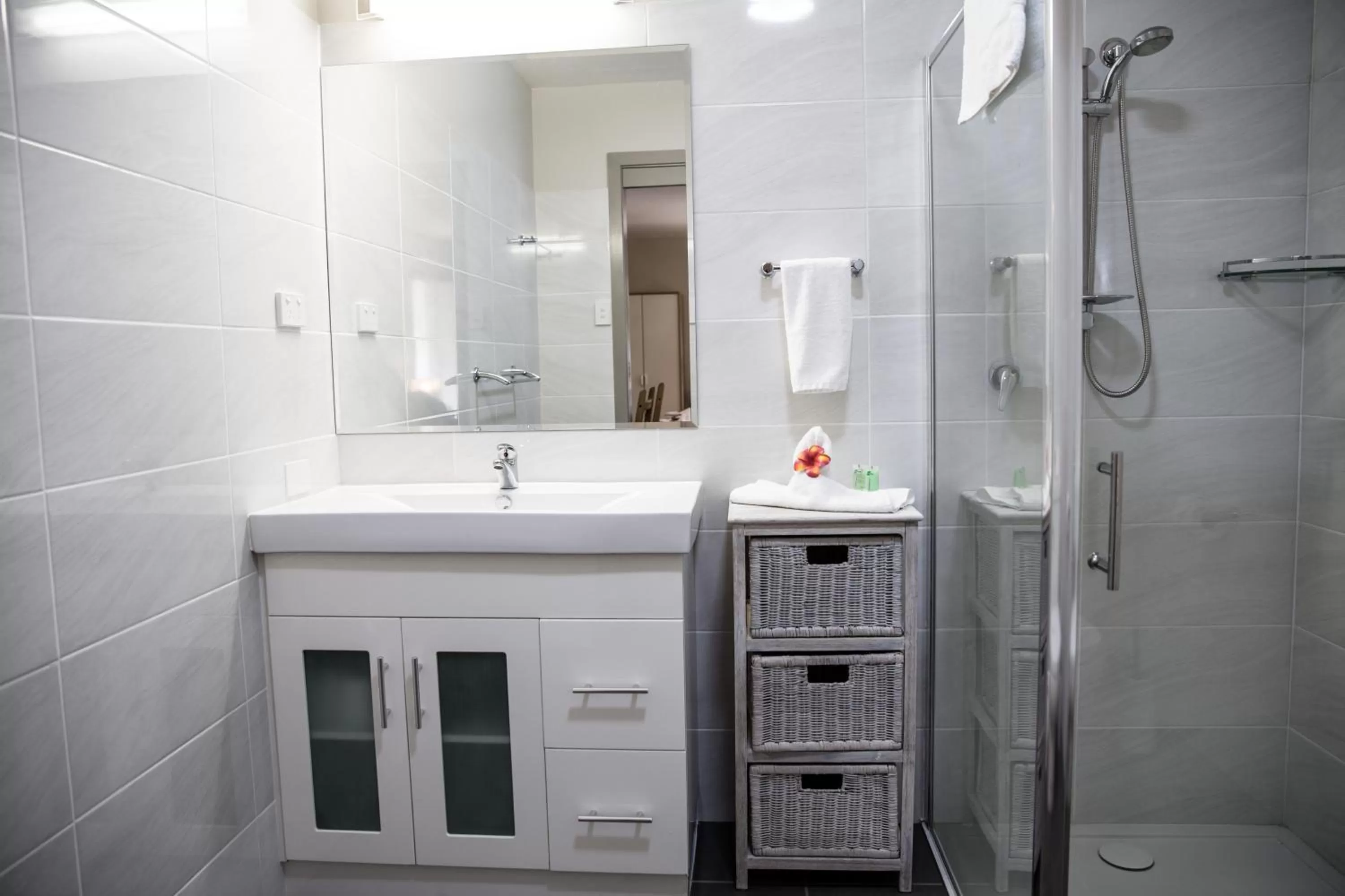 Bathroom in Tall Trees Motel Mountain Retreat