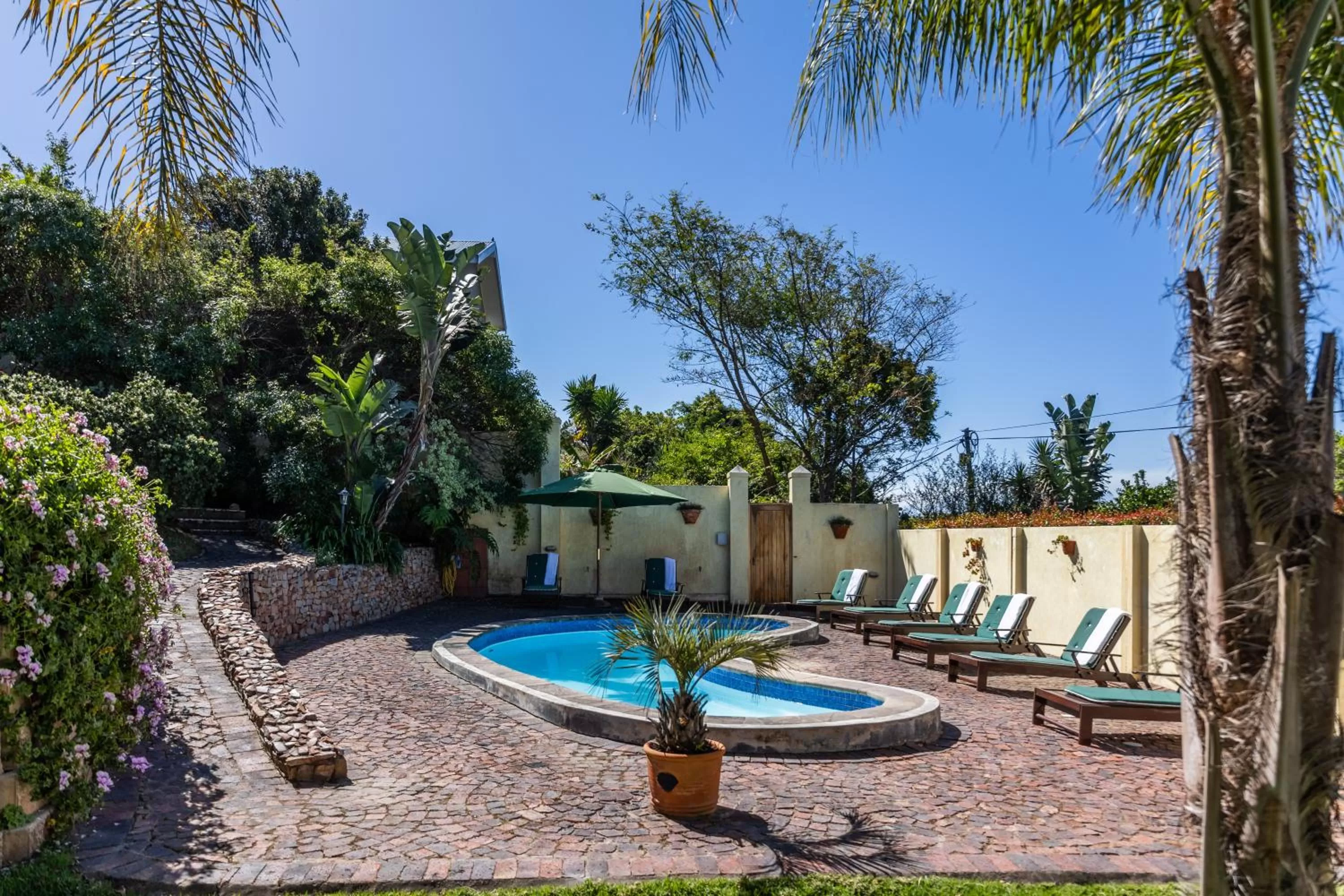 Swimming pool in Gästehaus Pinkepank