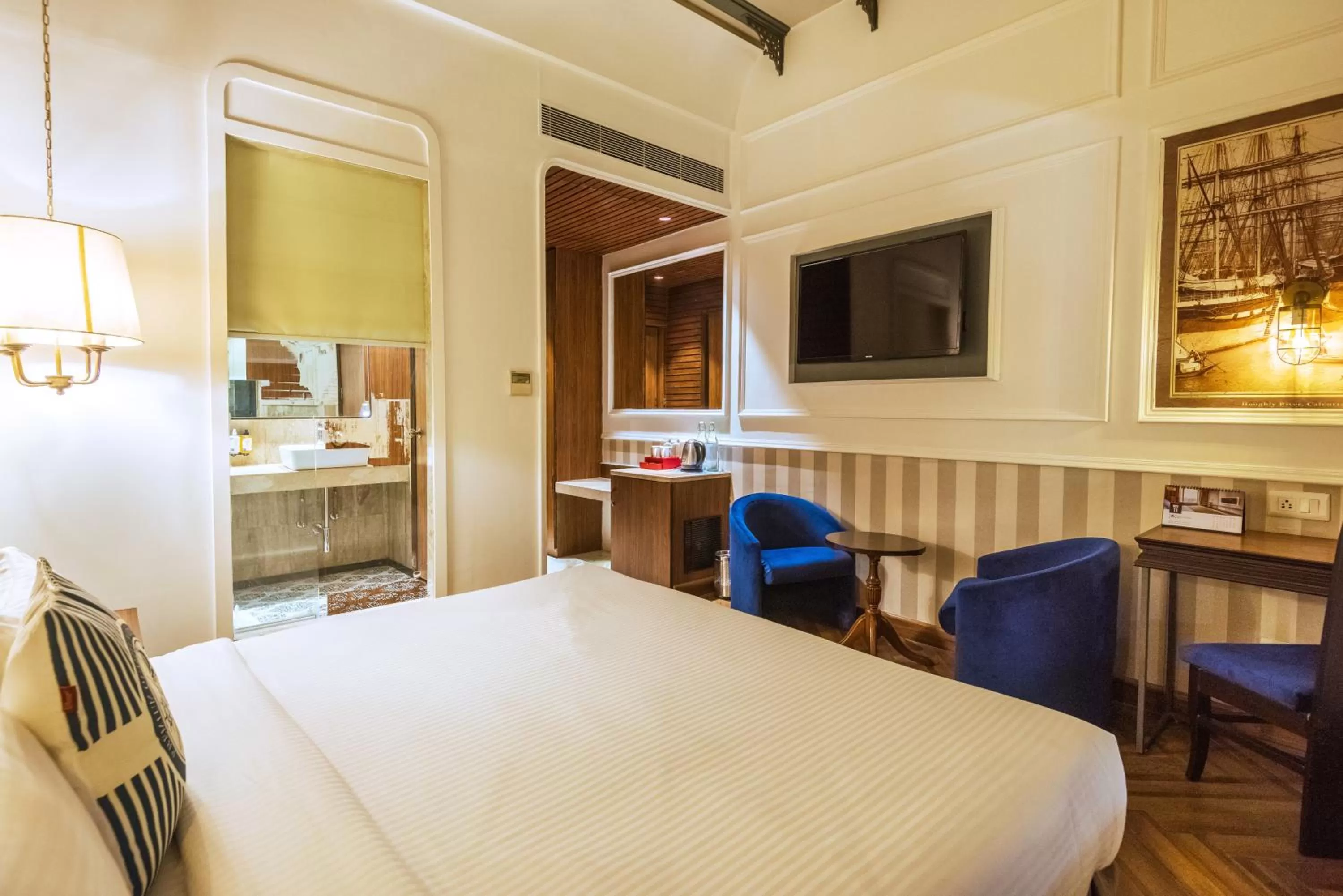 Dining area, Bed in Polo Floatel Kolkata