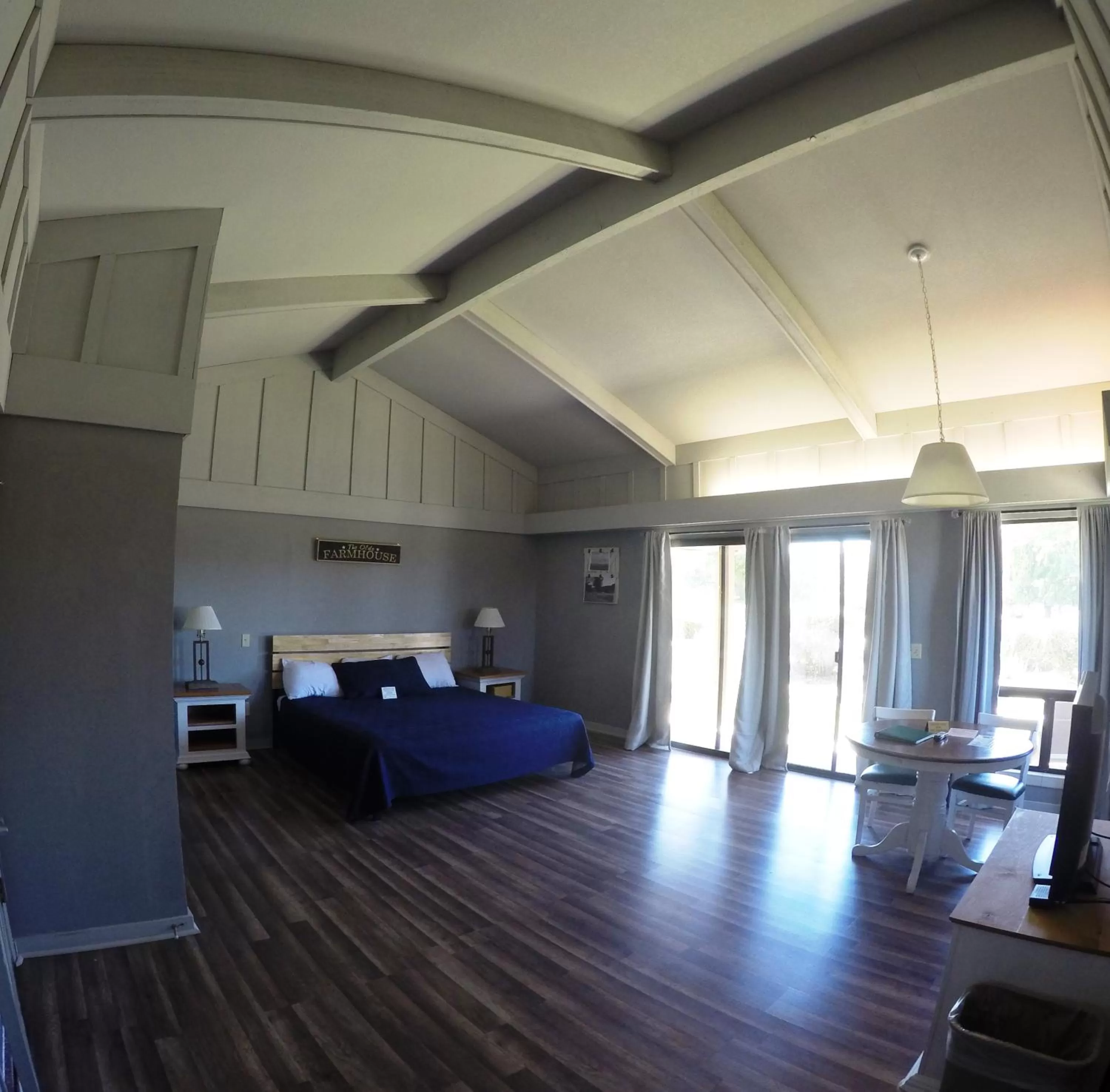 Photo of the whole room, Bed in Ridgemark Golf Club and Resort