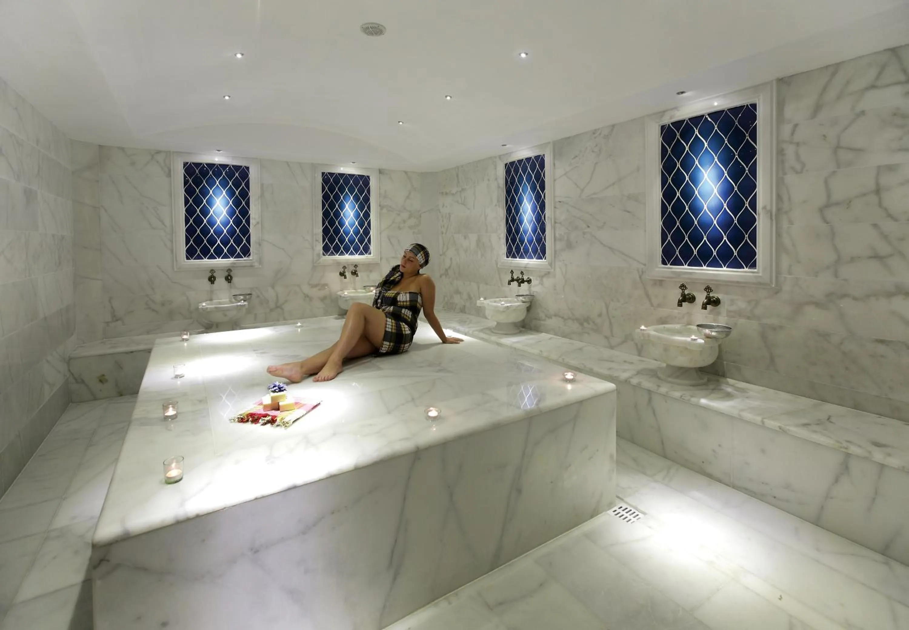 Steam room in Julian Club Hotel