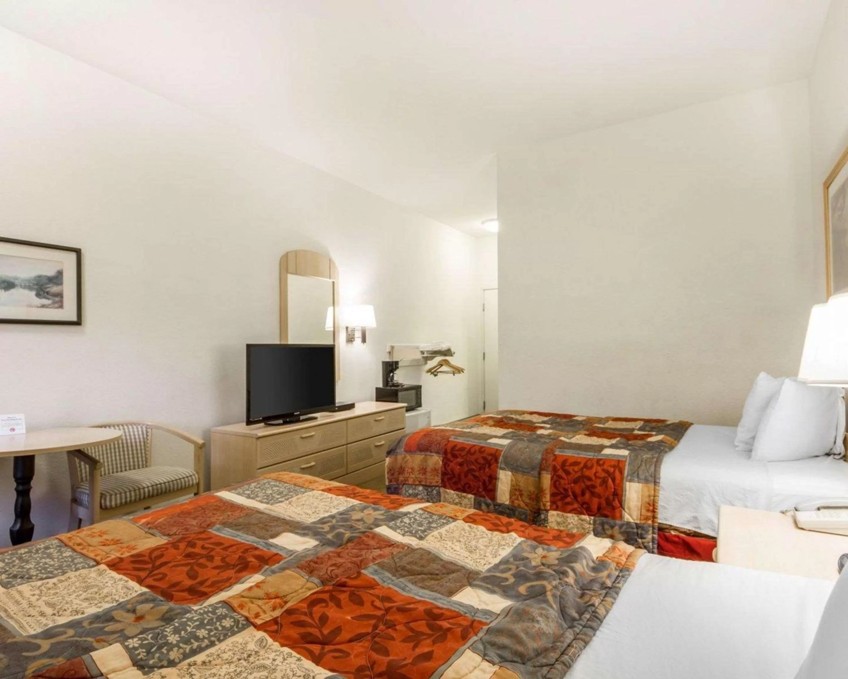 Photo of the whole room in Rodeway Inn