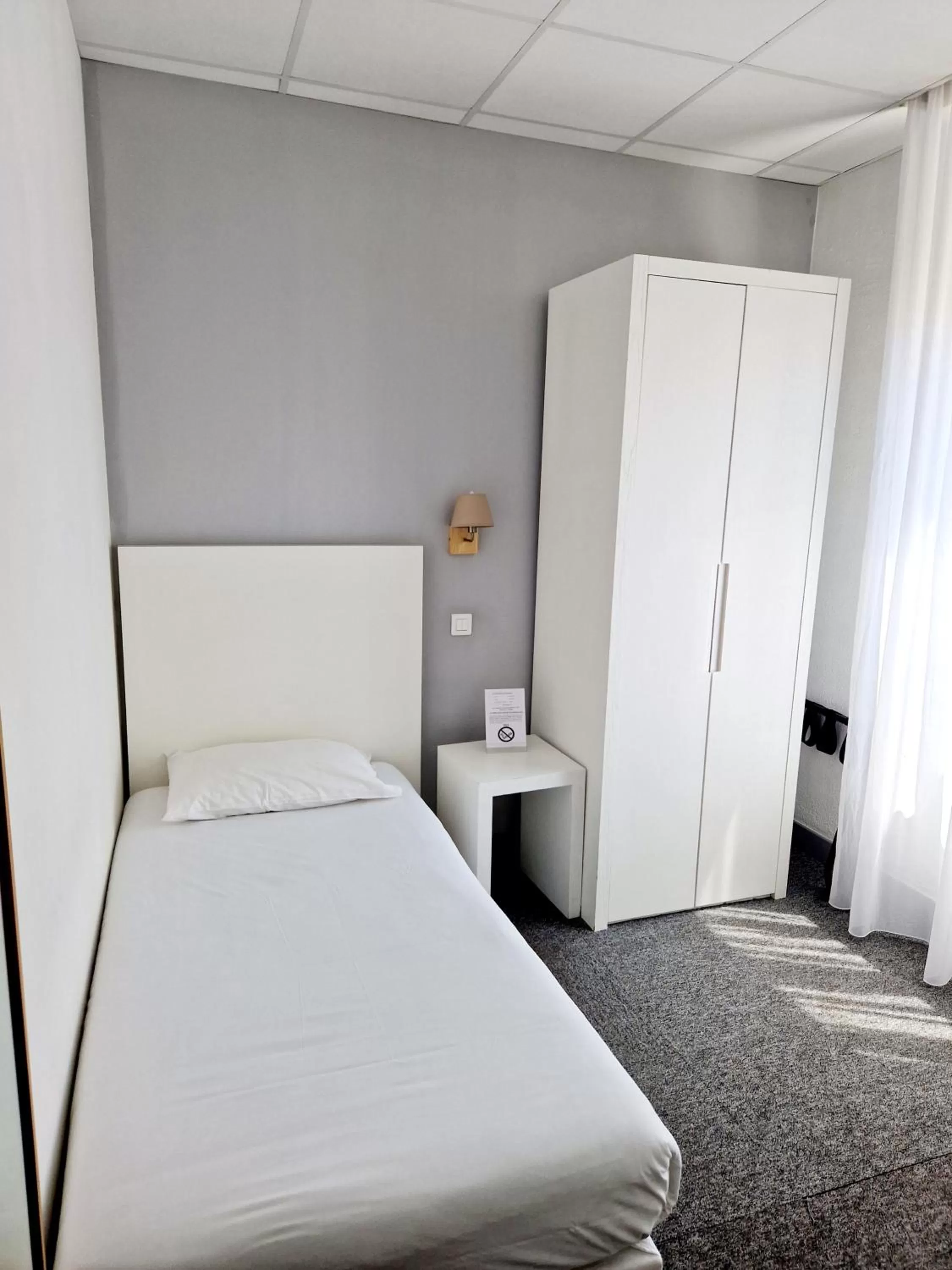 Bedroom, Bed in Hôtel P.L.M.