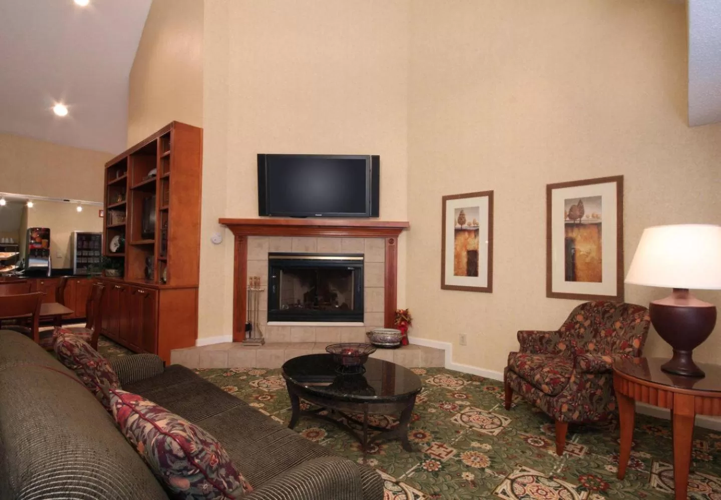 Communal lounge/ TV room in Hawthorn Suites by Wyndham Tinton Falls