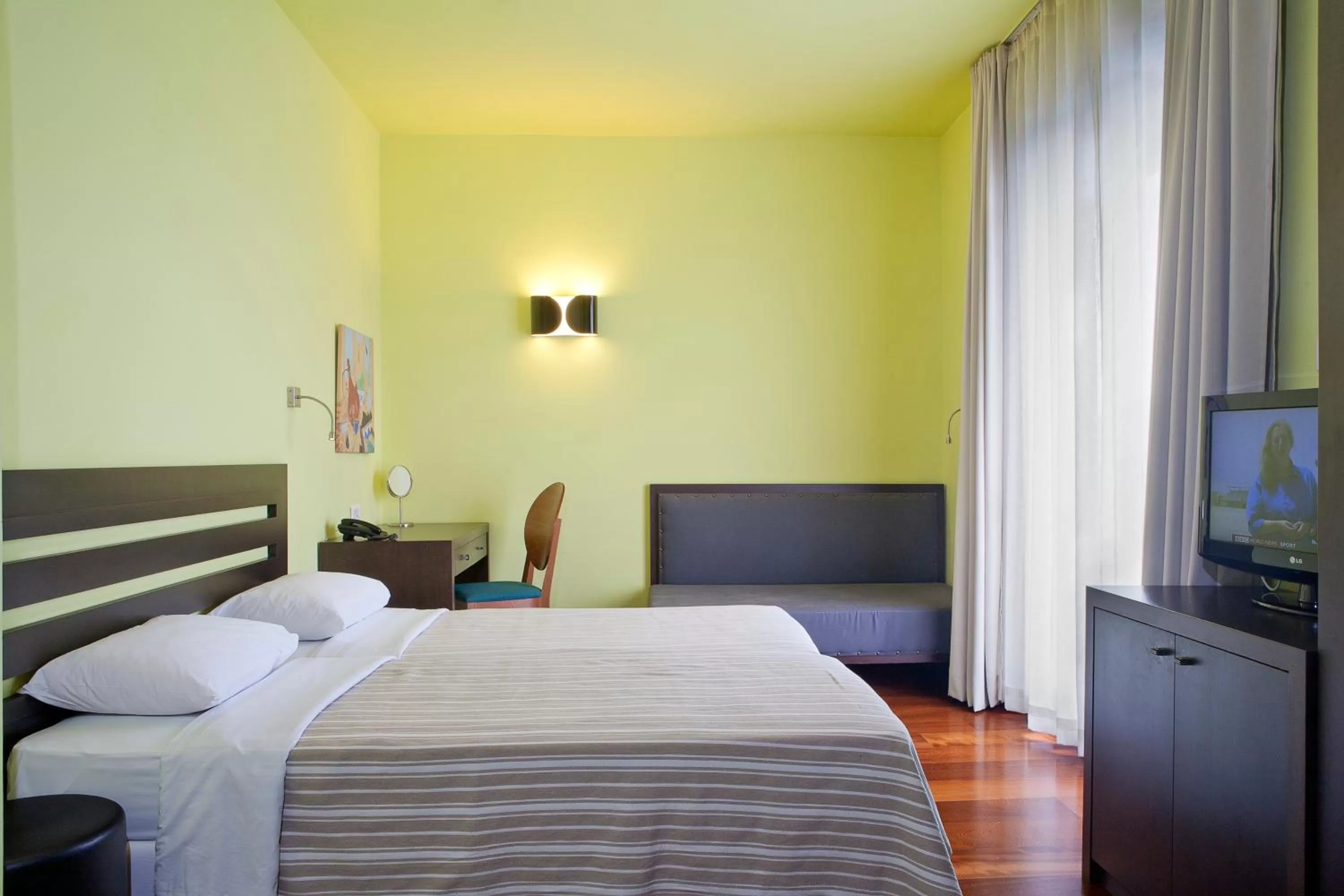 Photo of the whole room, Bed in Athens Center Square Hotel