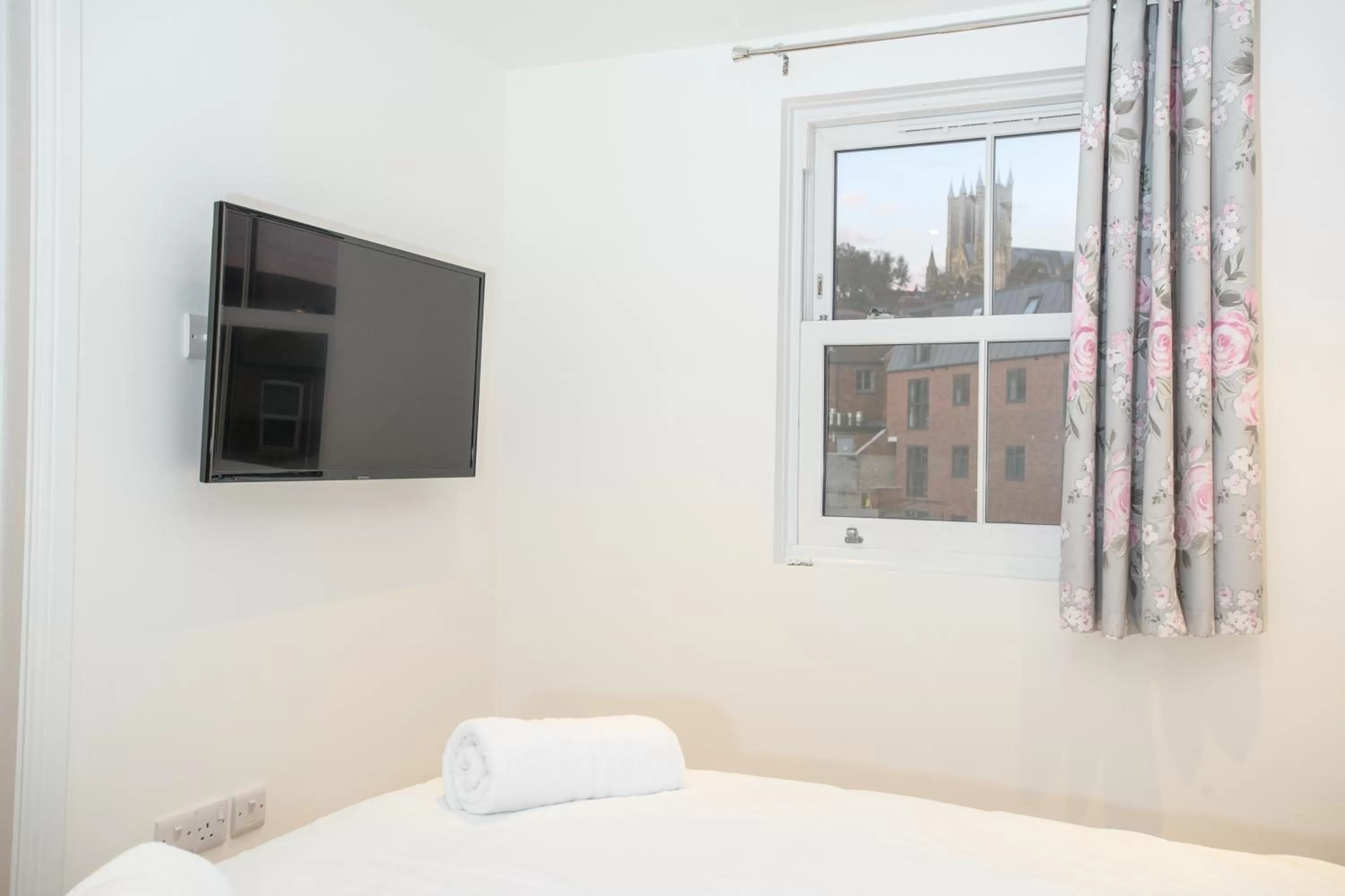 Bed in 1 King Size Bed Cathedral View 1 Apartment