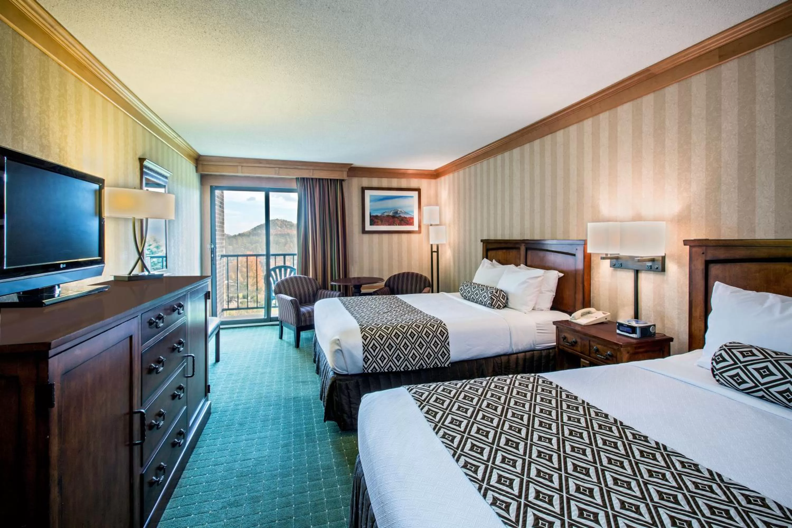 Photo of the whole room, Bed in Crowne Plaza Lake Placid by IHG