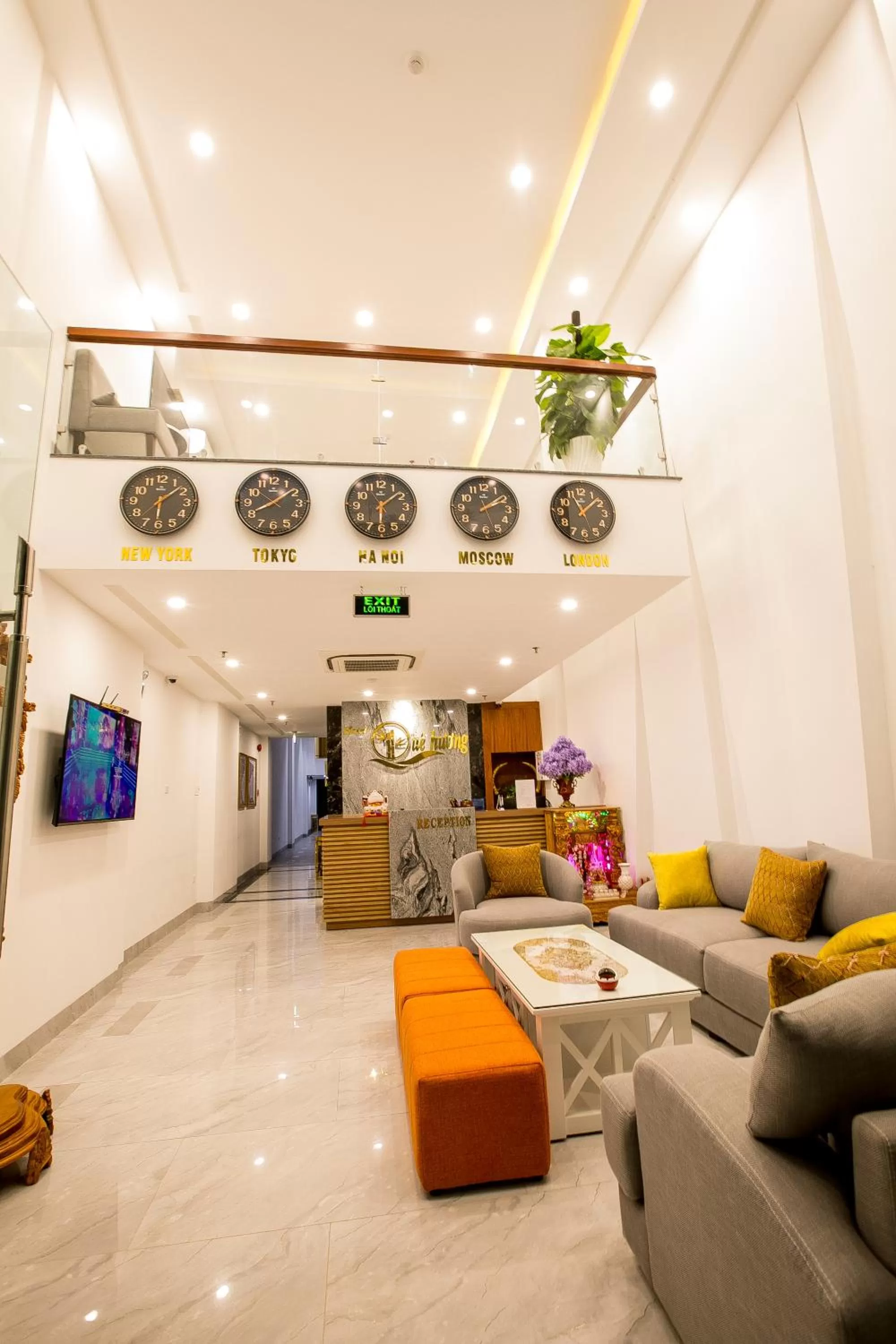 Communal lounge/ TV room in QUE HUONG HOTEL