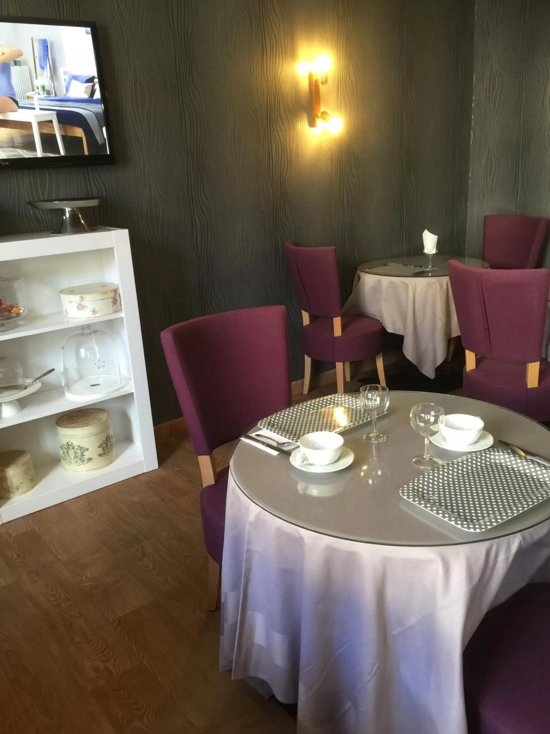 Restaurant/places to eat in Le Cheval Blanc