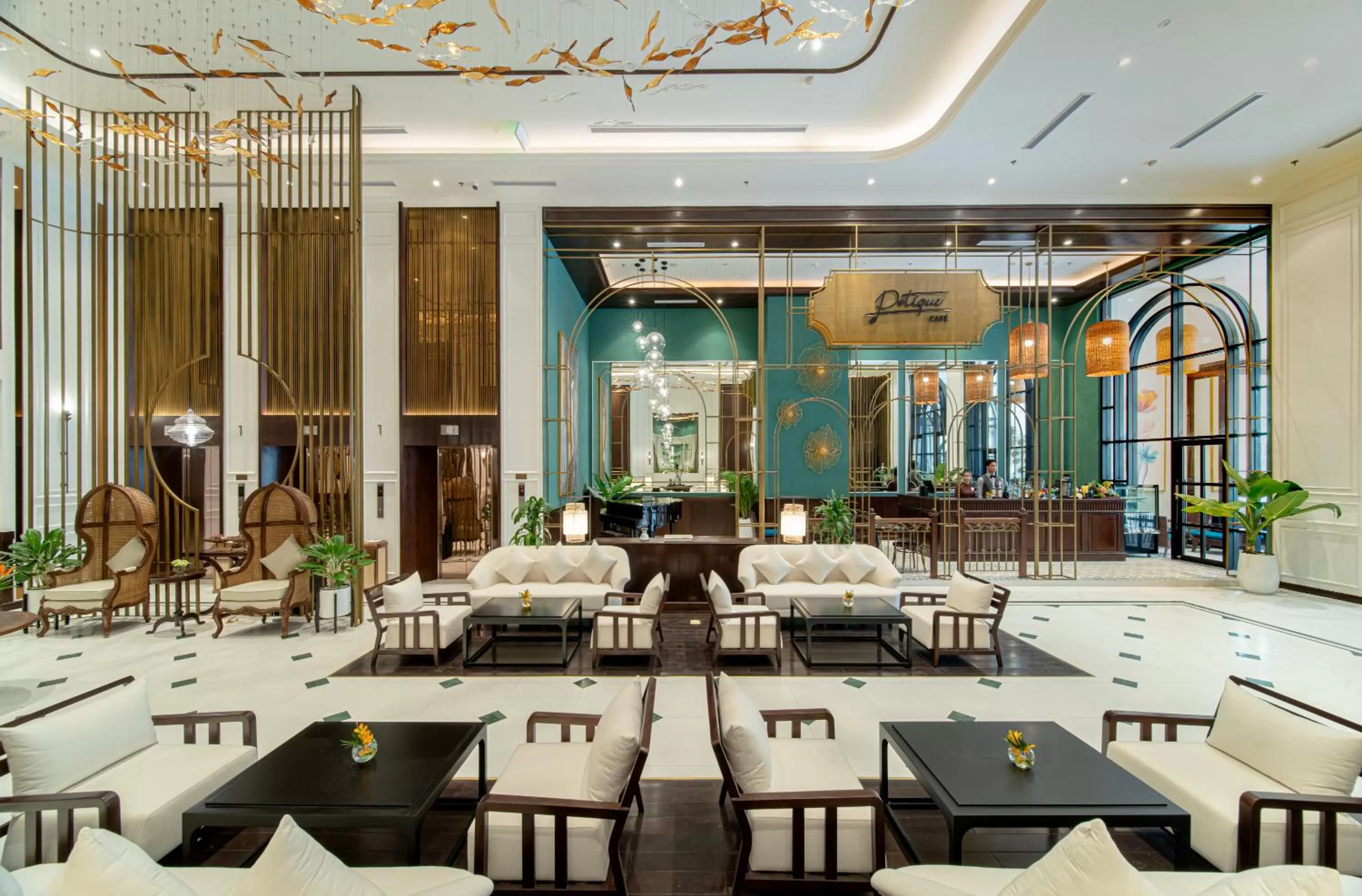 Restaurant/places to eat in Potique Hotel