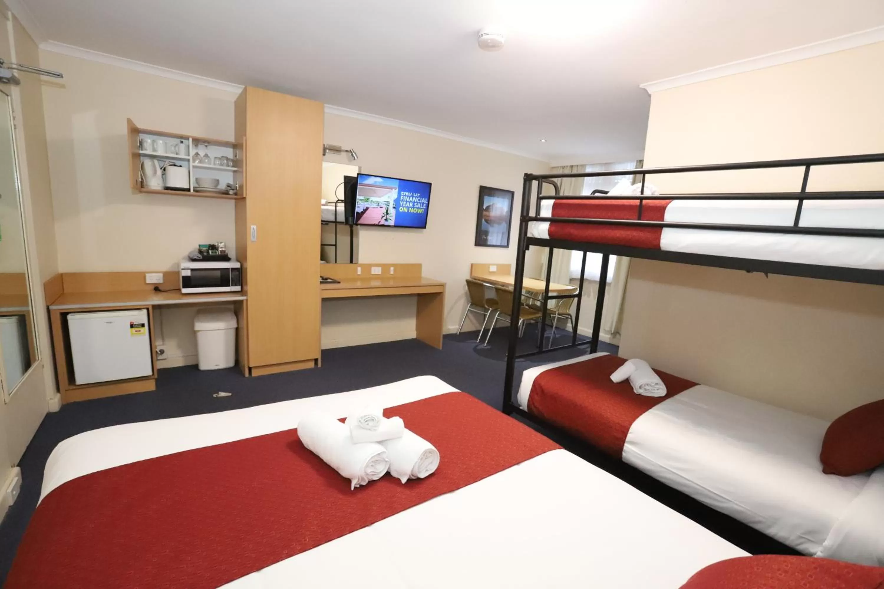 Property building, Bed in Townhouse Motel Cowra