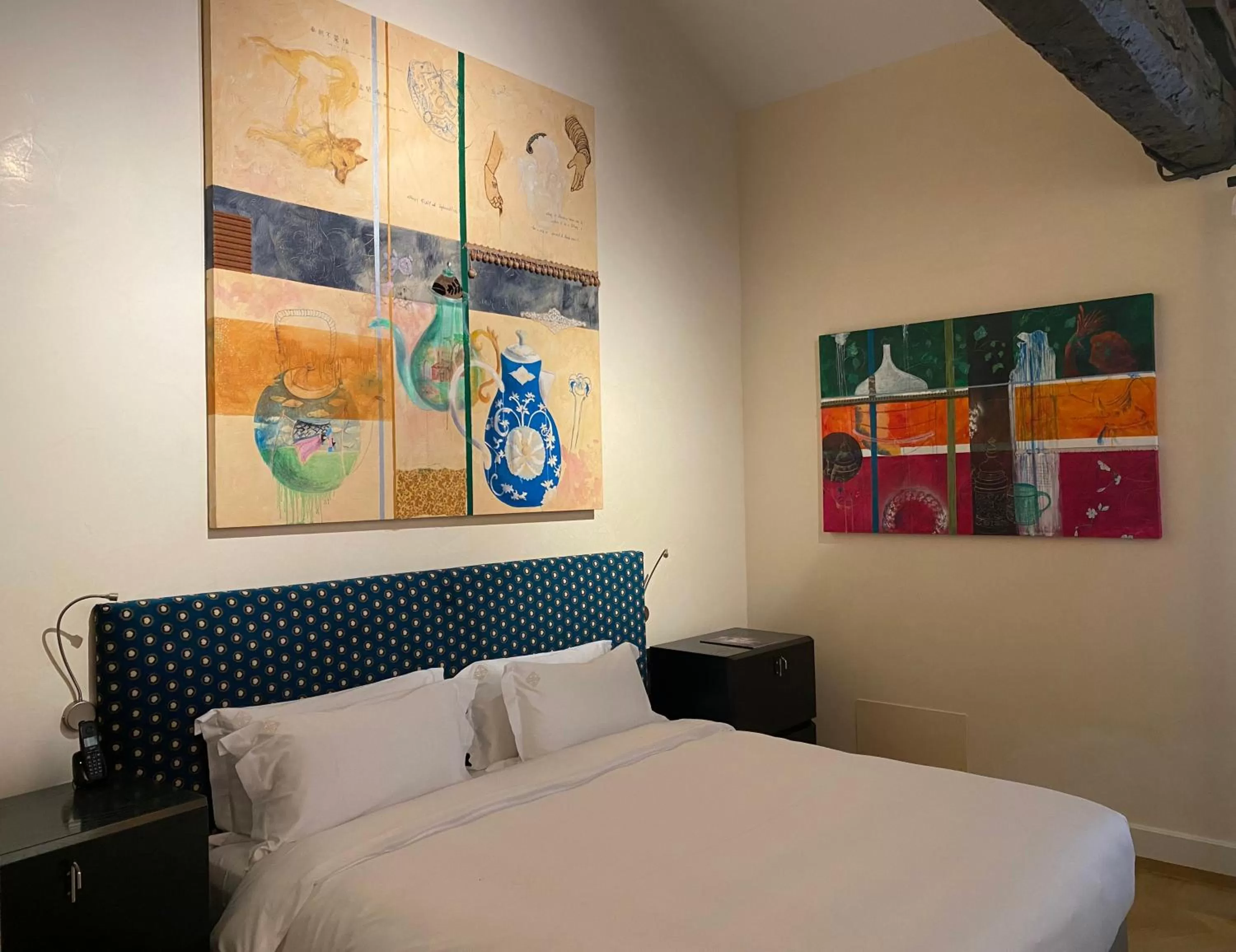 Decorative detail, Bed in Galleria Vik Milano - Townhouse Galleria - Small Luxury Hotels of the World