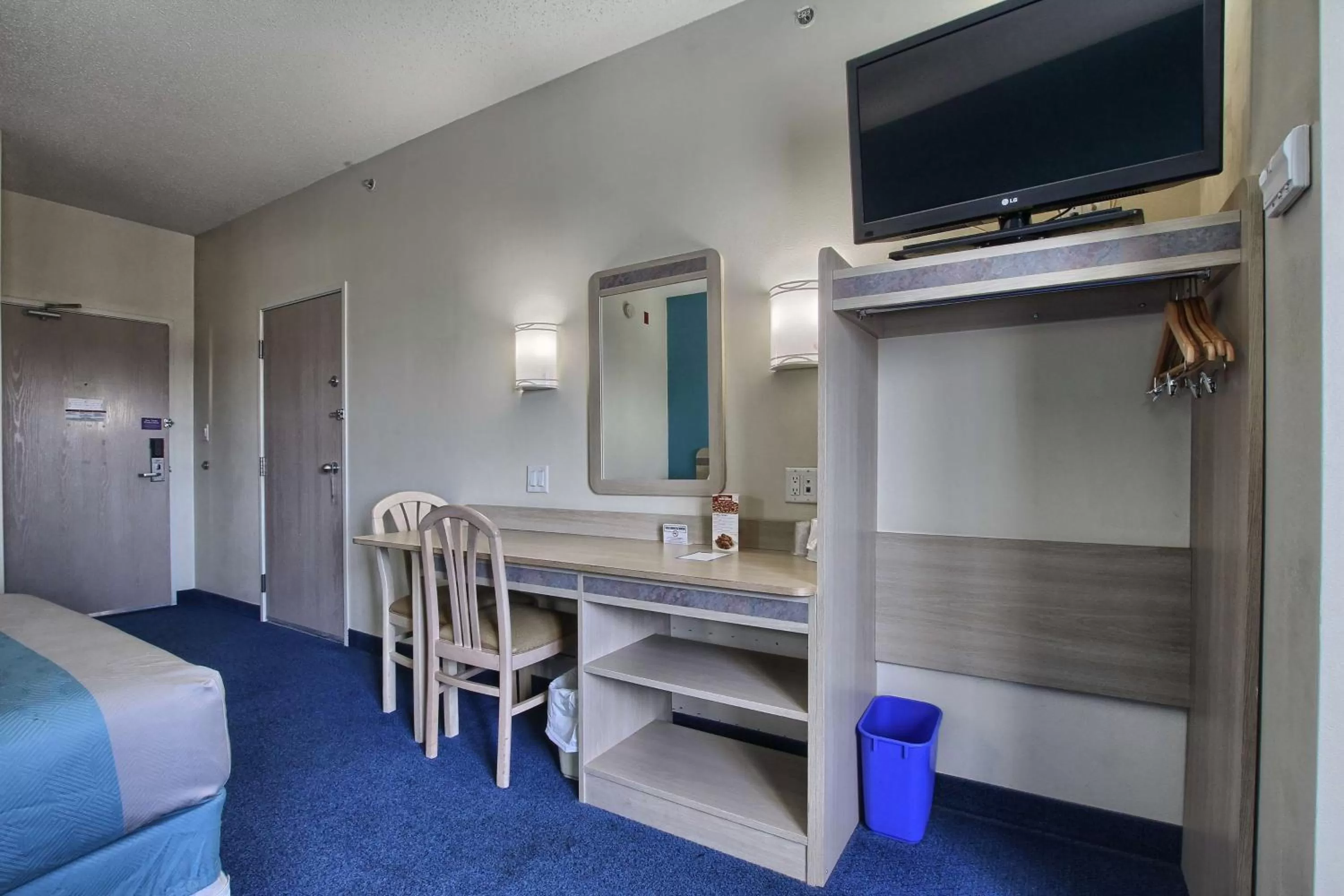 TV and multimedia in Motel 6-London, ON - Ontario