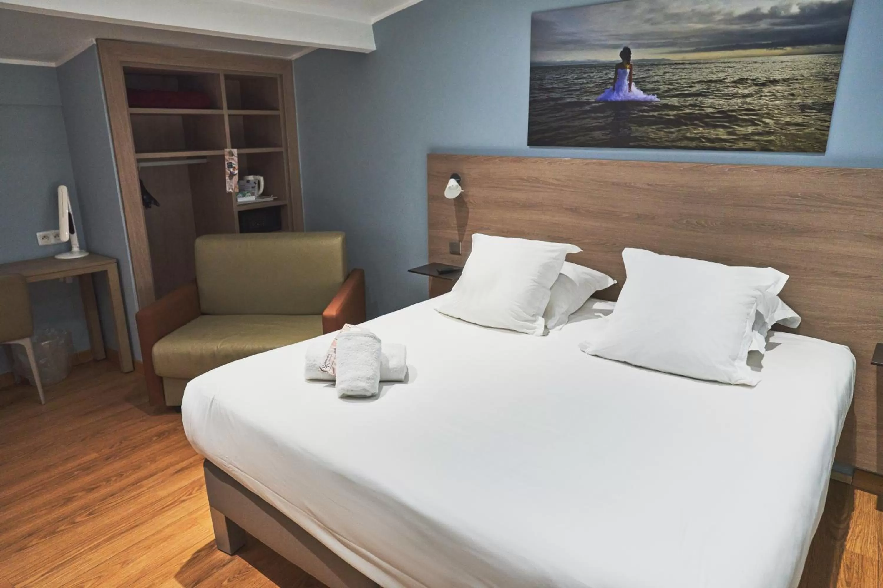 Decorative detail, Bed in Grand Hôtel Dauphiné Toulon, Boutique Hôtel & Suites