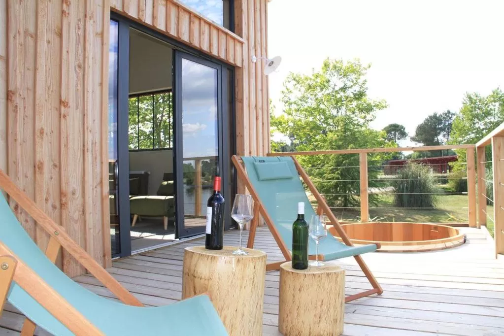 Balcony/Terrace in Écolodges du Golf du Sauternais