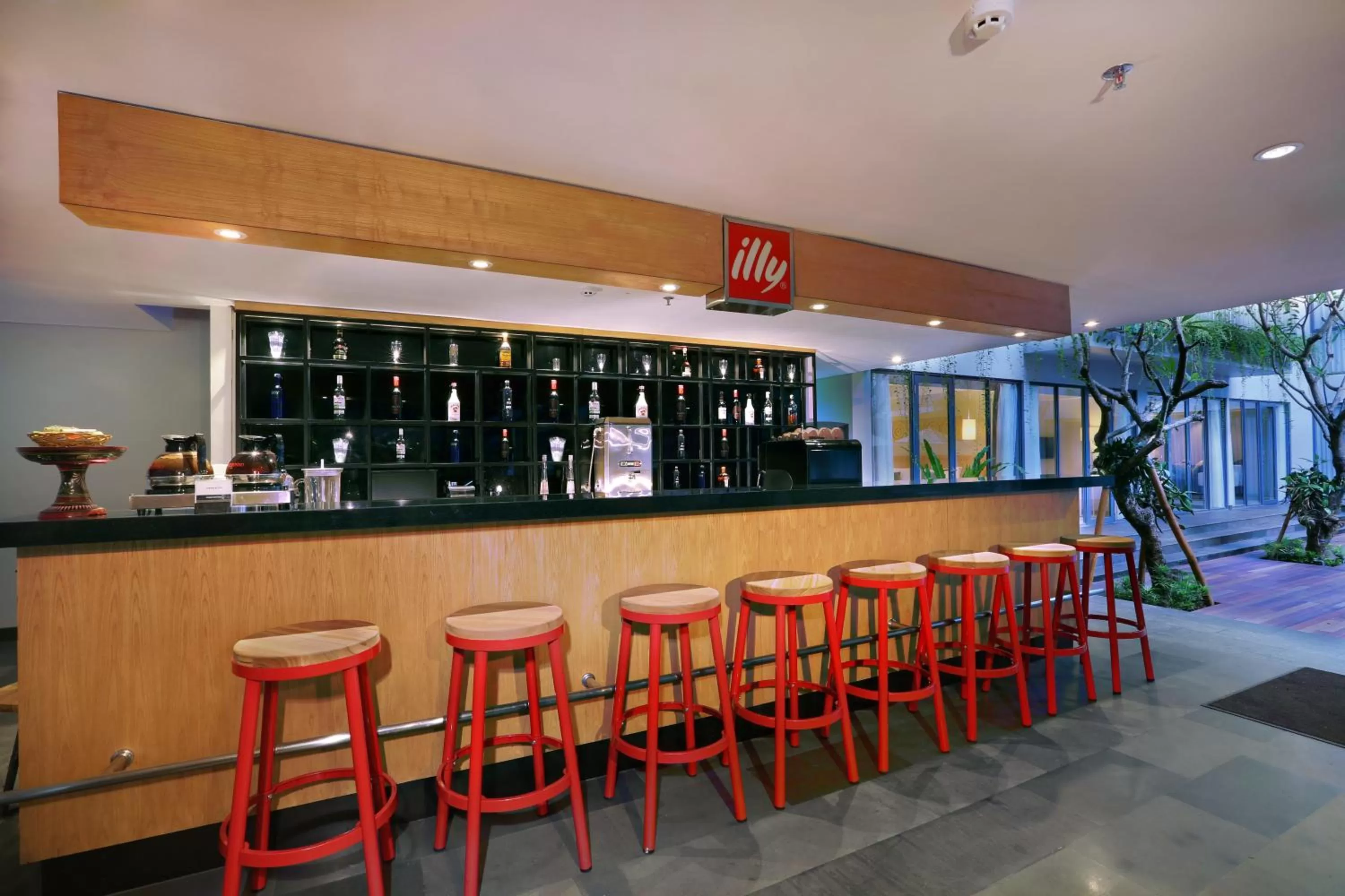 Lounge or bar in Hotel NEO+ Kuta Legian by ASTON