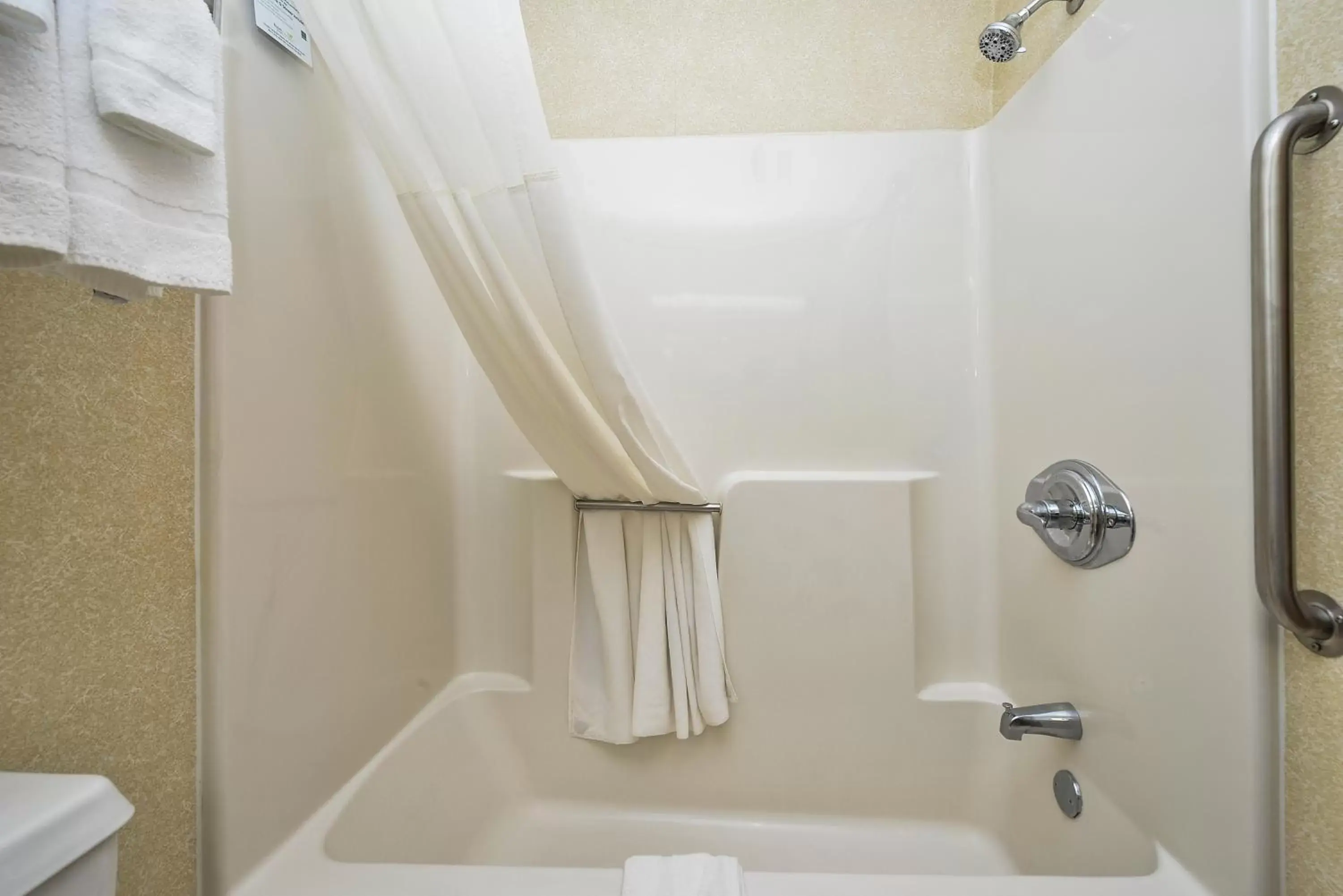 Queen Room with Two Queen Beds - Smoking in Quality Inn & Suites Sioux Falls South Queen Room with Two Queen Beds - Smoking in Quality Inn & Suites Sioux Falls South