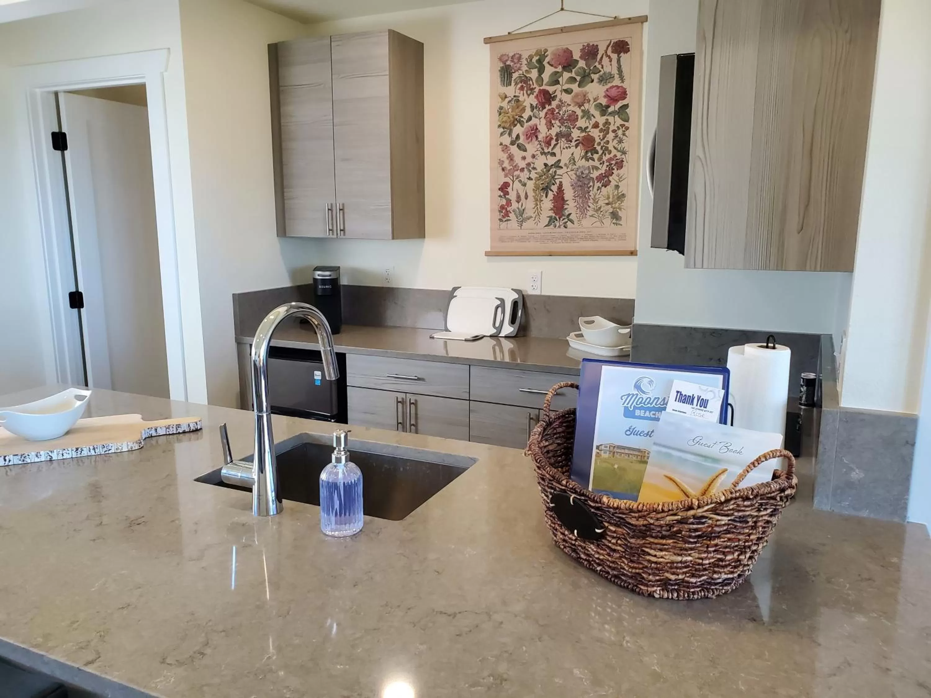 Coffee/tea facilities, Kitchen/Kitchenette in Moonstone Beach Motel