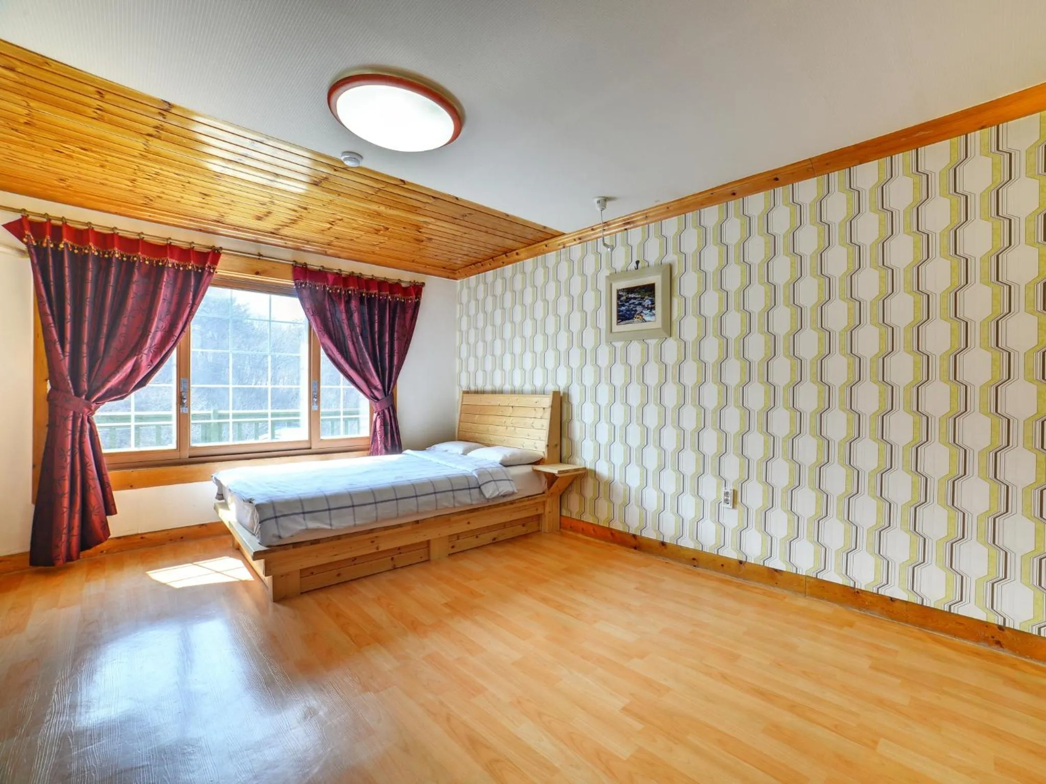 Photo of the whole room, Bed in White Cabin