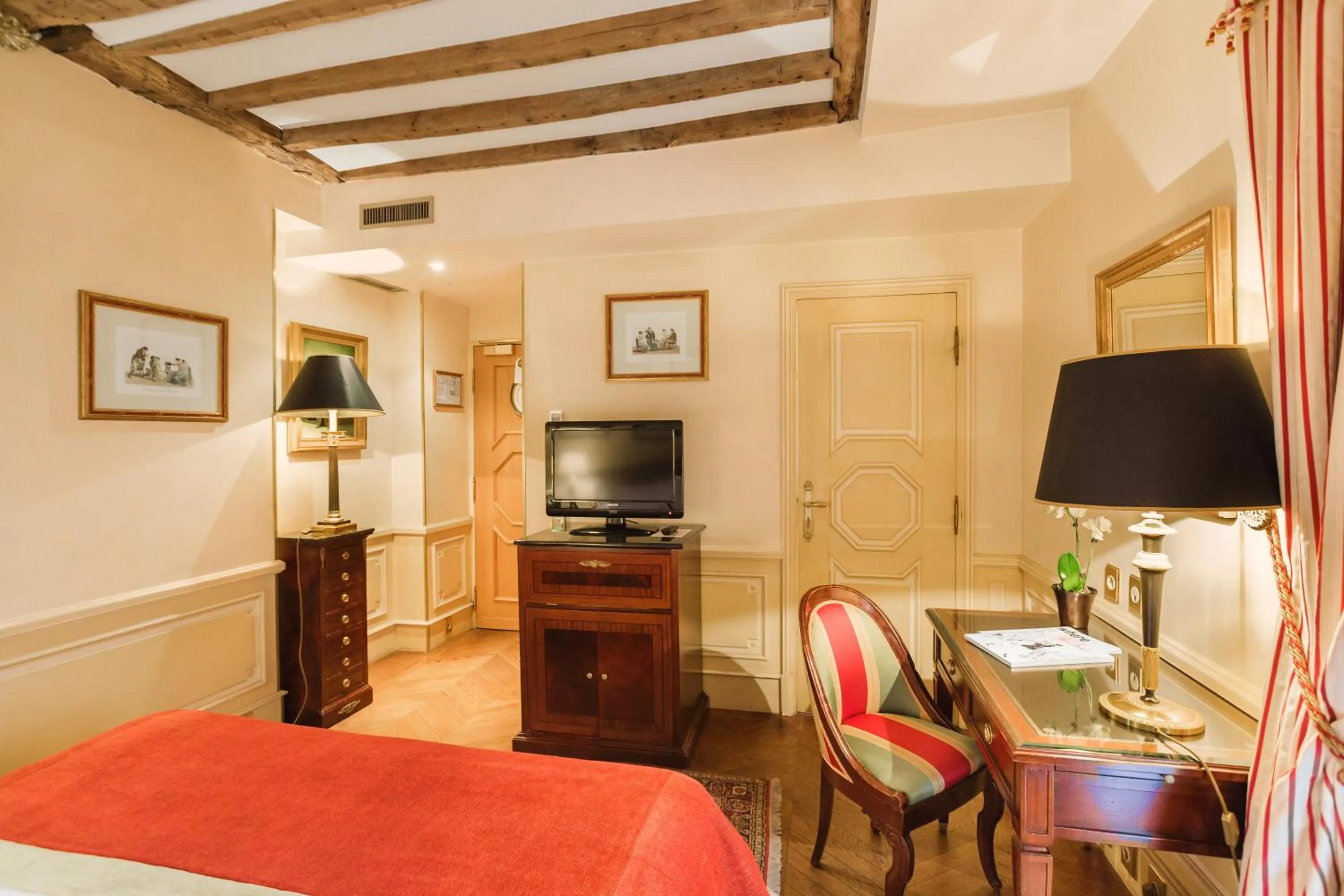 Photo of the whole room, Bed in Hotel Luxembourg Parc