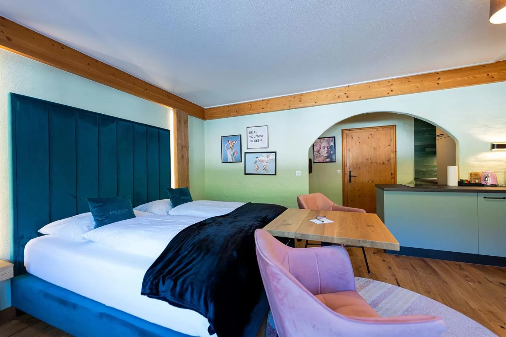 Photo of the whole room, Bed in Wellness Aparthotel "Lechlife" incl Pool - 400m zum LIFT