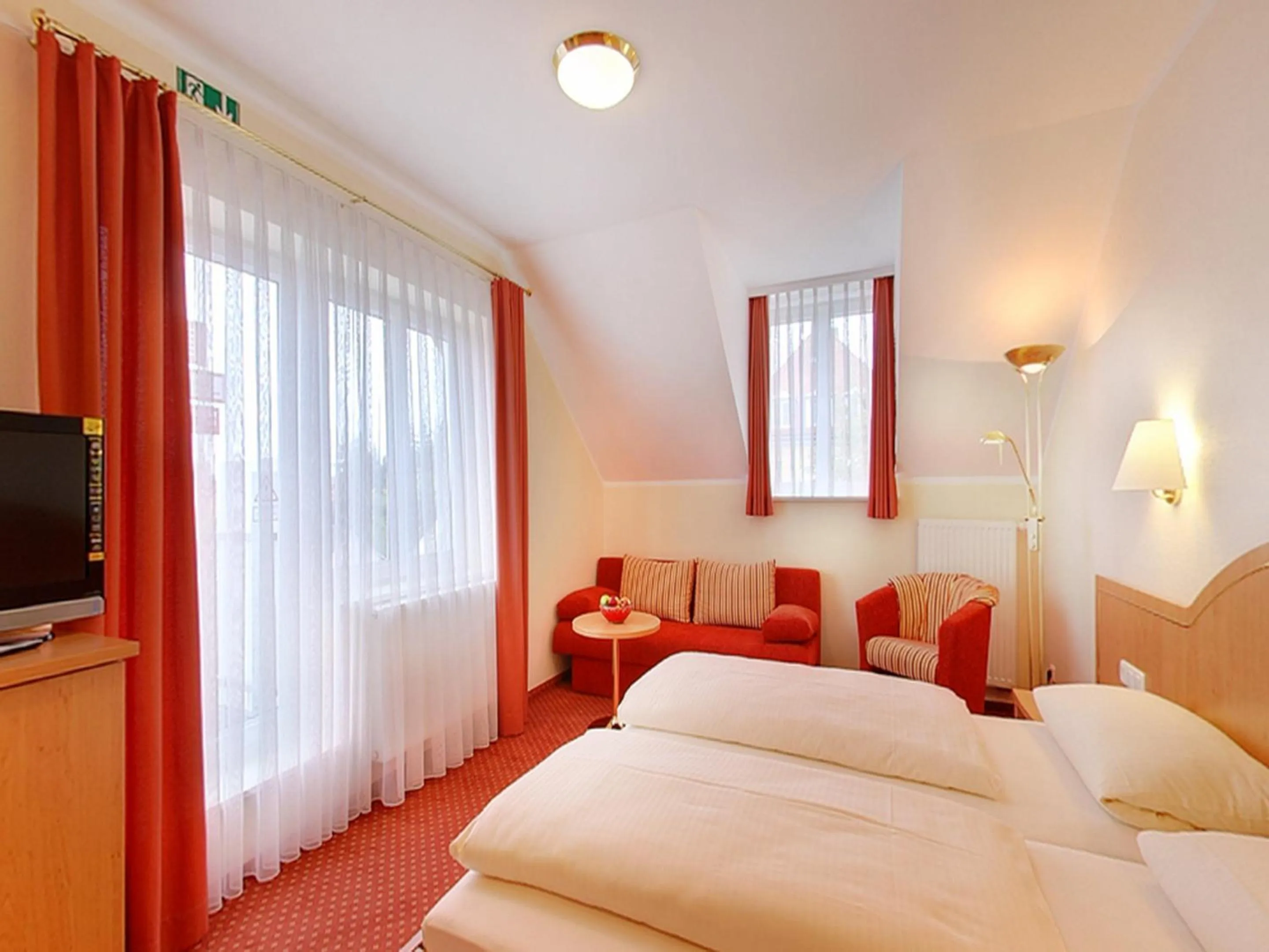 Photo of the whole room, Bed in Hotel Kriemhild am Hirschgarten